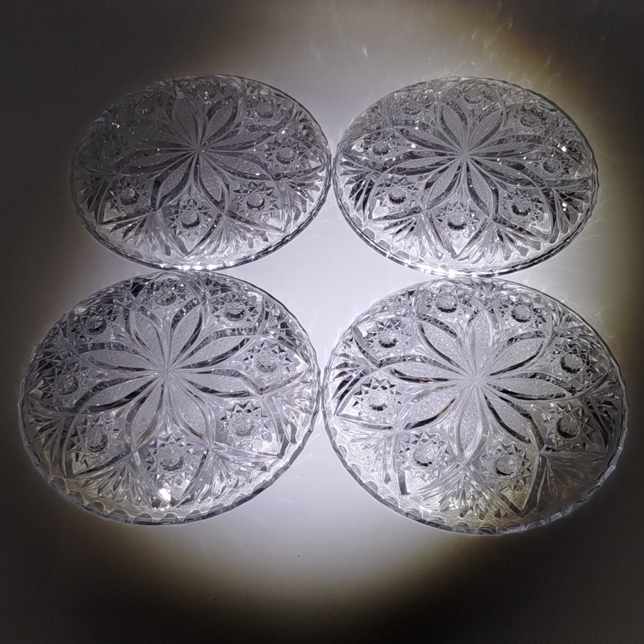 Набор из 4-х блюдец (тарелок), декорированных рельефным геометрическим декором, стекло, пресс, резьба, СССР, 1970-1990 гг.