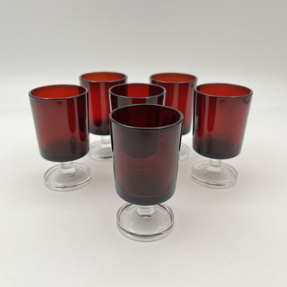 Набор рюмок алого цвета на 6 персон, стекло, Luminarc, Франция, 1970-1990 гг.