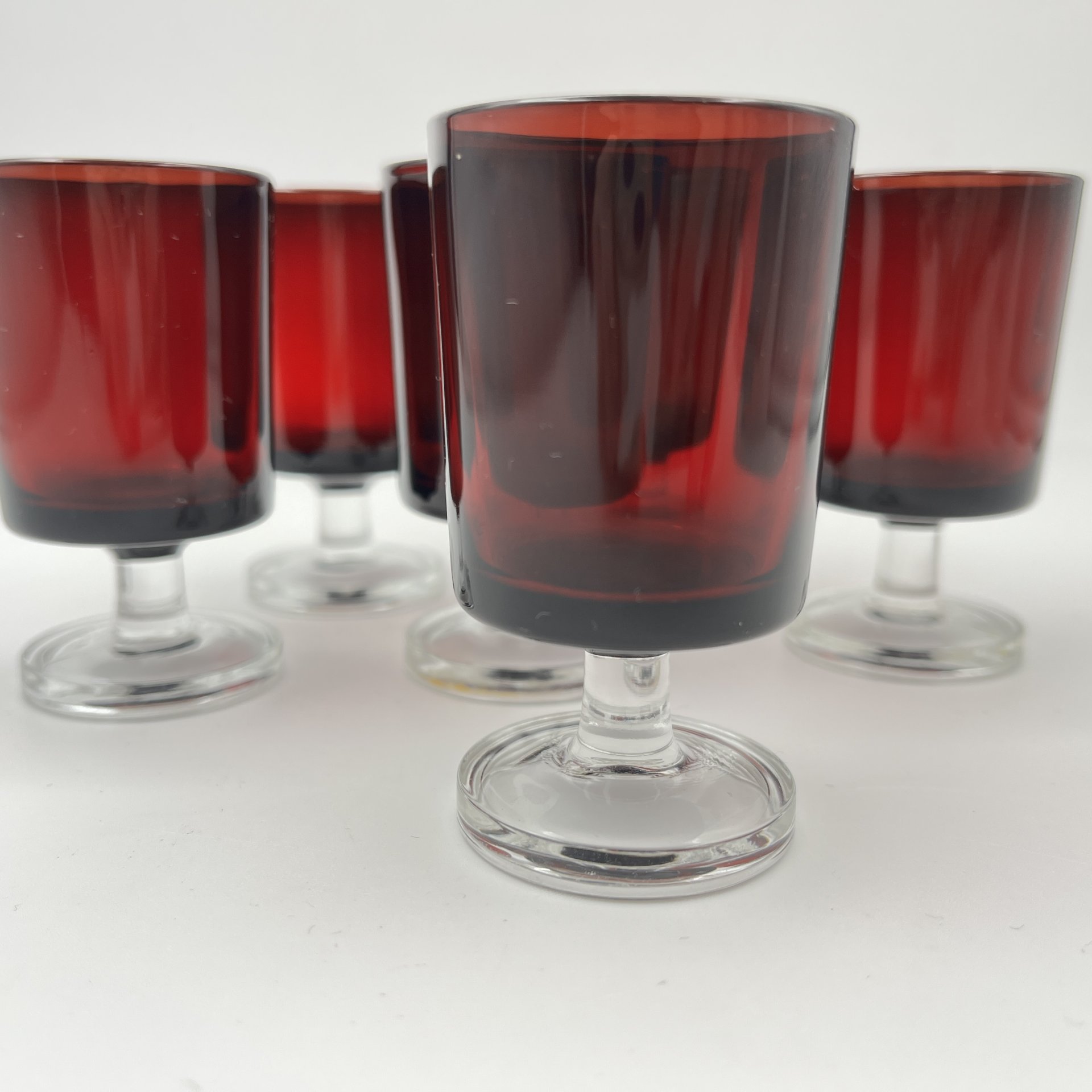Набор рюмок алого цвета на 6 персон, стекло, Luminarc, Франция, 1970-1990 гг.