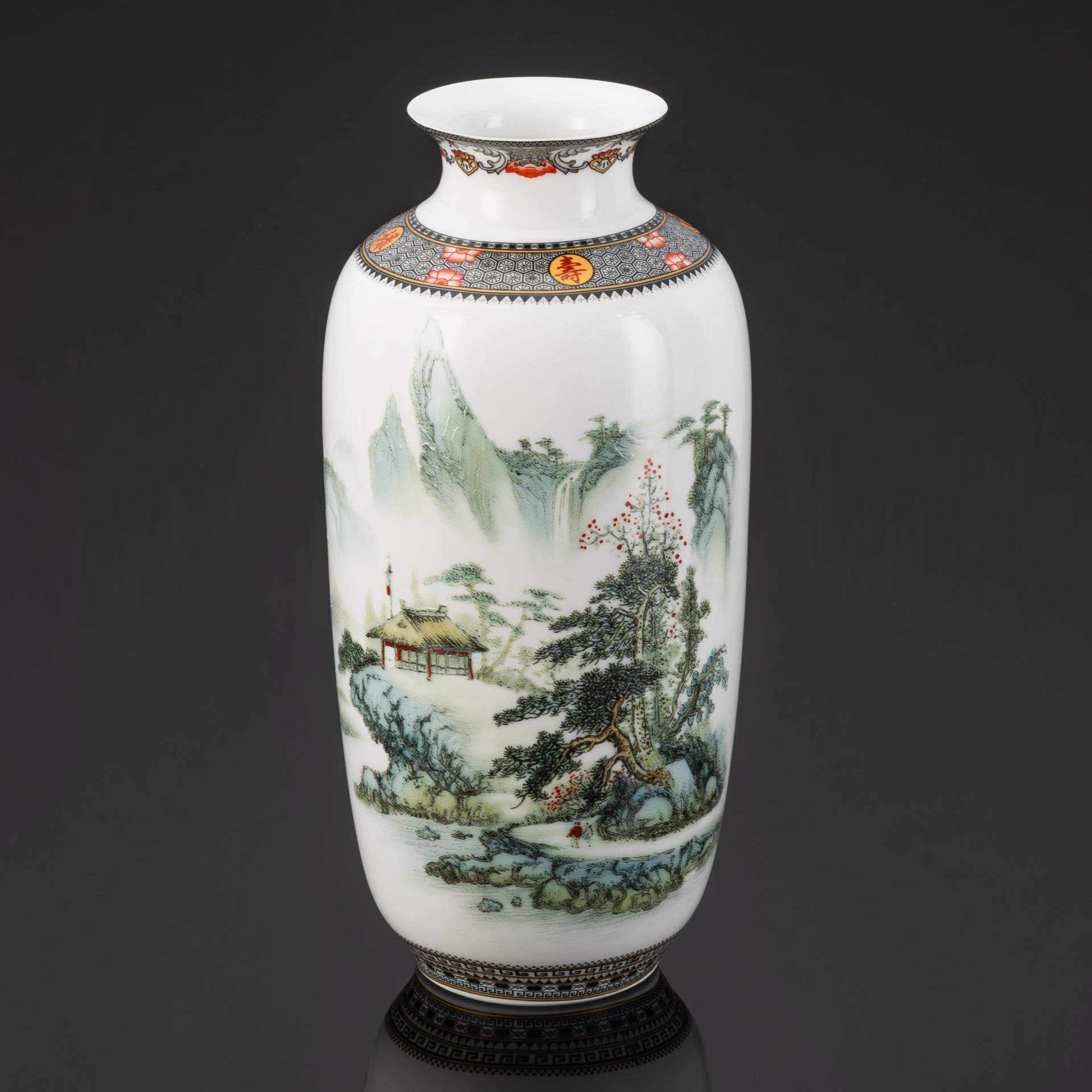 Ваза, выполненная в стилистике Шань-шуй ("Горы и воды", кит. 山水), фарфор, деколь, подрисовка, Китай, 1970-2000 гг.