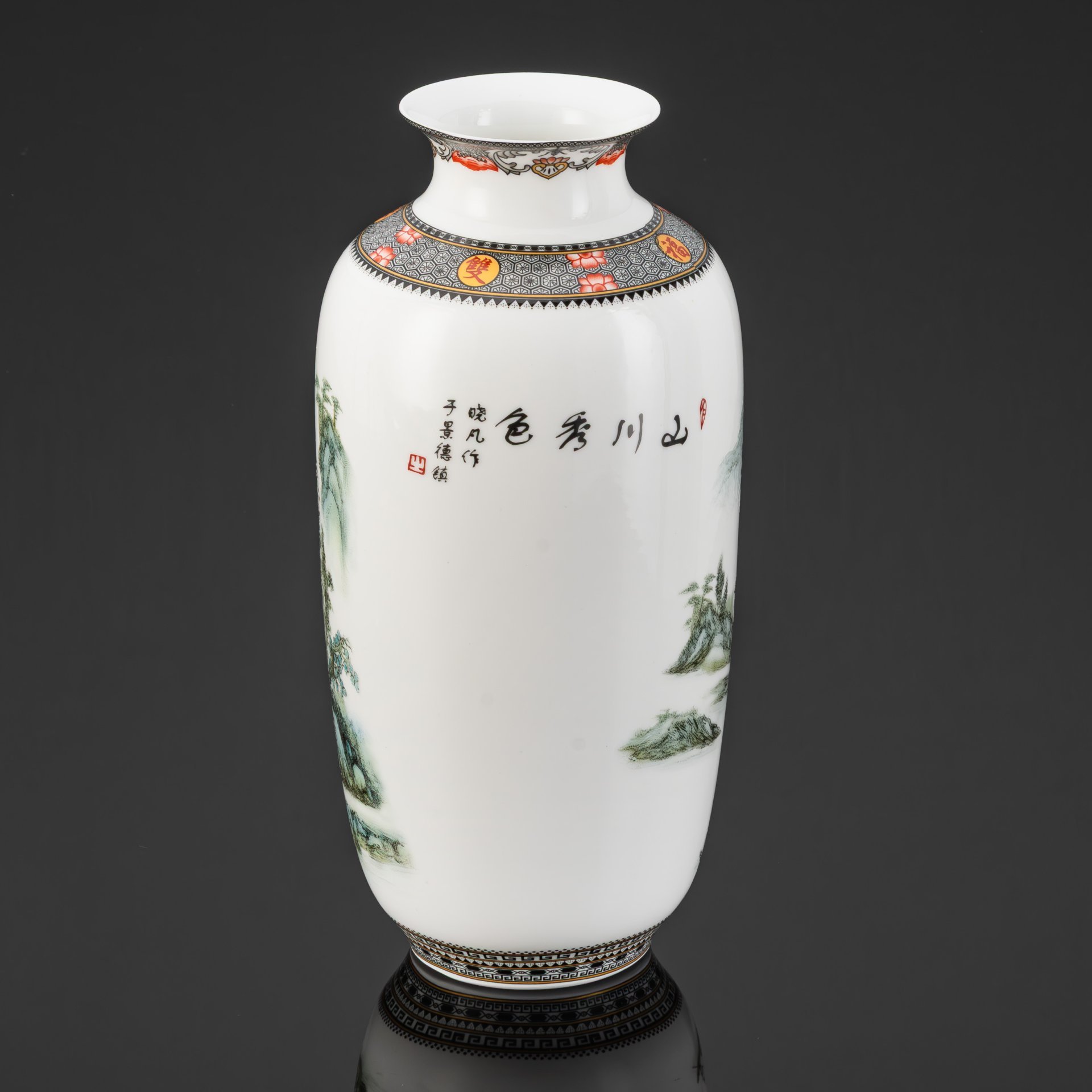 Ваза, выполненная в стилистике Шань-шуй ("Горы и воды", кит. 山水), фарфор, деколь, подрисовка, Китай, 1970-2000 гг.