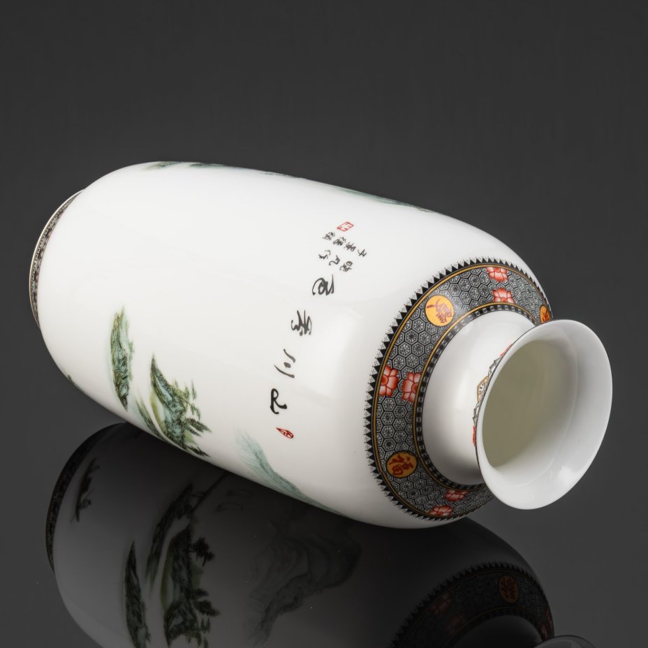 Ваза, выполненная в стилистике Шань-шуй ("Горы и воды", кит. 山水), фарфор, деколь, подрисовка, Китай, 1970-2000 гг.