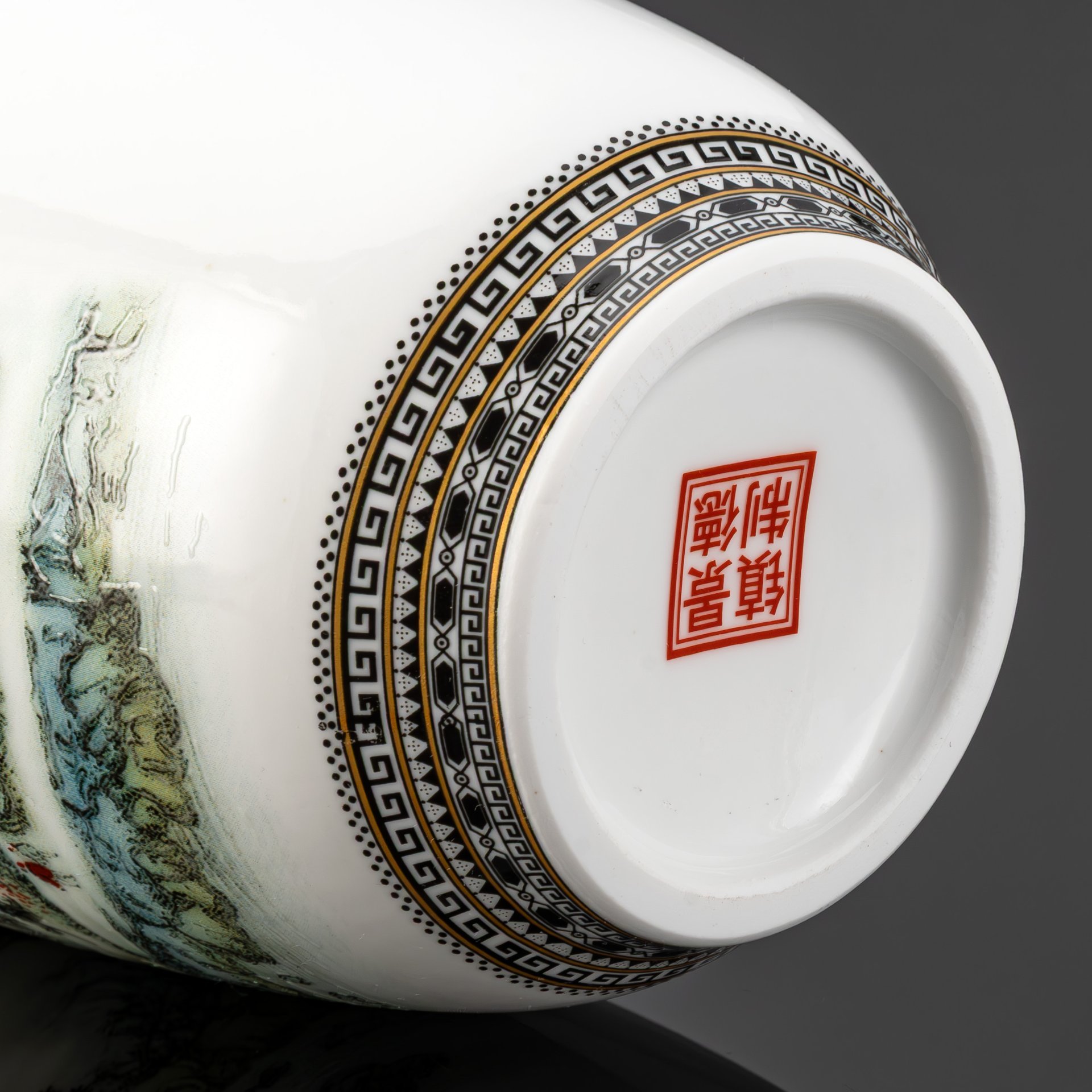 Ваза, выполненная в стилистике Шань-шуй ("Горы и воды", кит. 山水), фарфор, деколь, подрисовка, Китай, 1970-2000 гг.