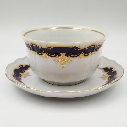 Пиала на блюдце (бульонница), украшенная цветочным декором, Retsch & Co., Wunsiedel, фарфор, деколь, золочение, Германия, 1960-1980 гг.