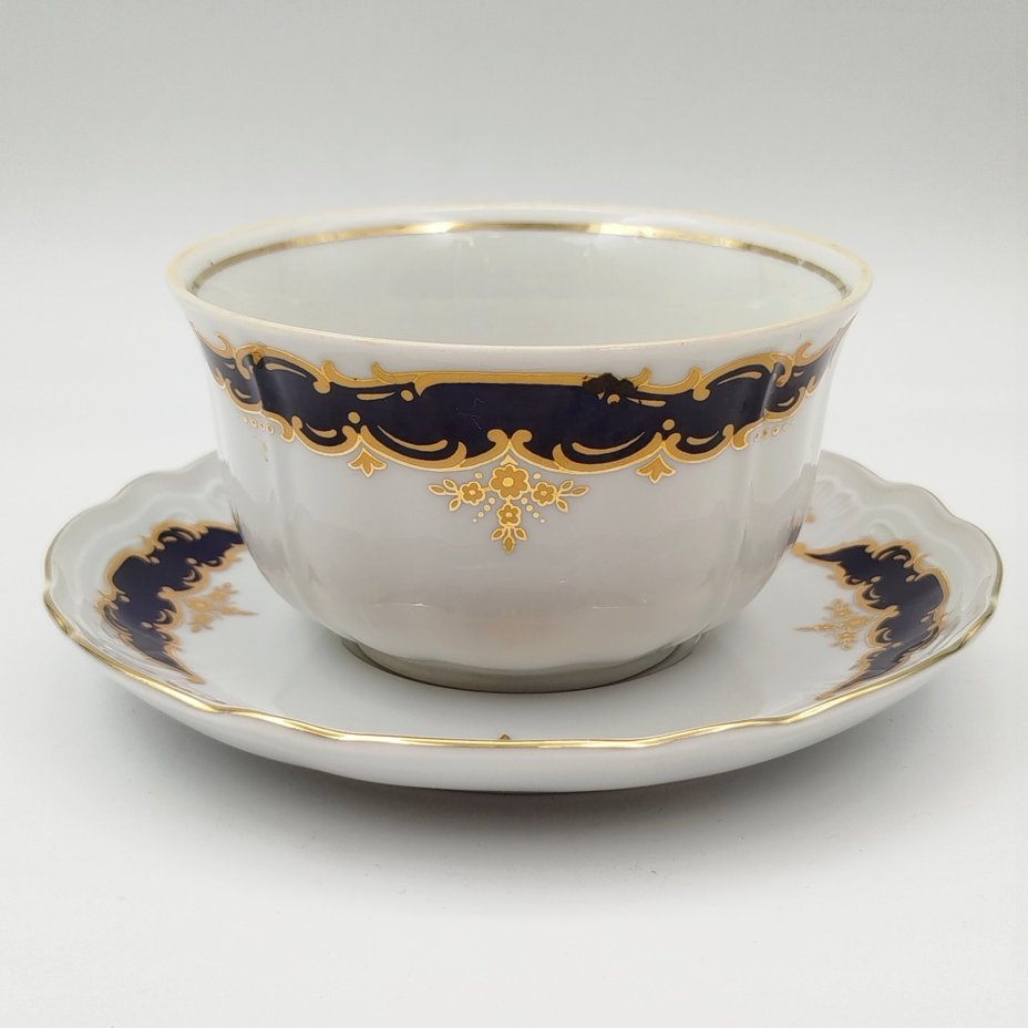 Пиала на блюдце (бульонница), украшенная цветочным декором, Retsch & Co., Wunsiedel, фарфор, деколь, золочение, Германия, 1960-1980 гг.