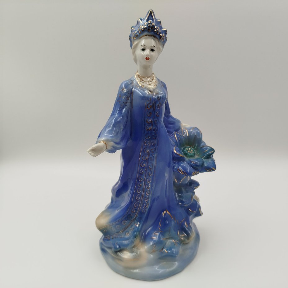 Статуэтка «Хозяйка Медной горы», скульптор Л.Н. Шушканова, фарфор, роспись, золочение, Турыгинский фарфоровый завод артели «Художественная керамика» (Гжель), СССР, 1950-1960 гг.