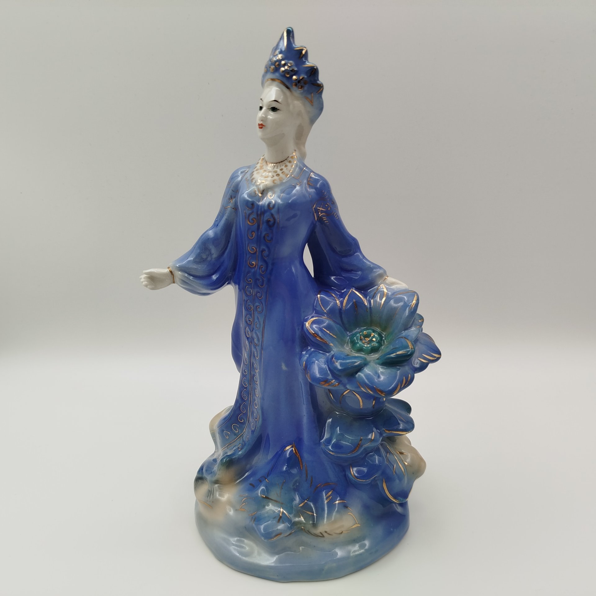 Статуэтка «Хозяйка Медной горы», скульптор Л.Н. Шушканова, фарфор, роспись, золочение, Турыгинский фарфоровый завод артели «Художественная керамика» (Гжель), СССР, 1950-1960 гг.