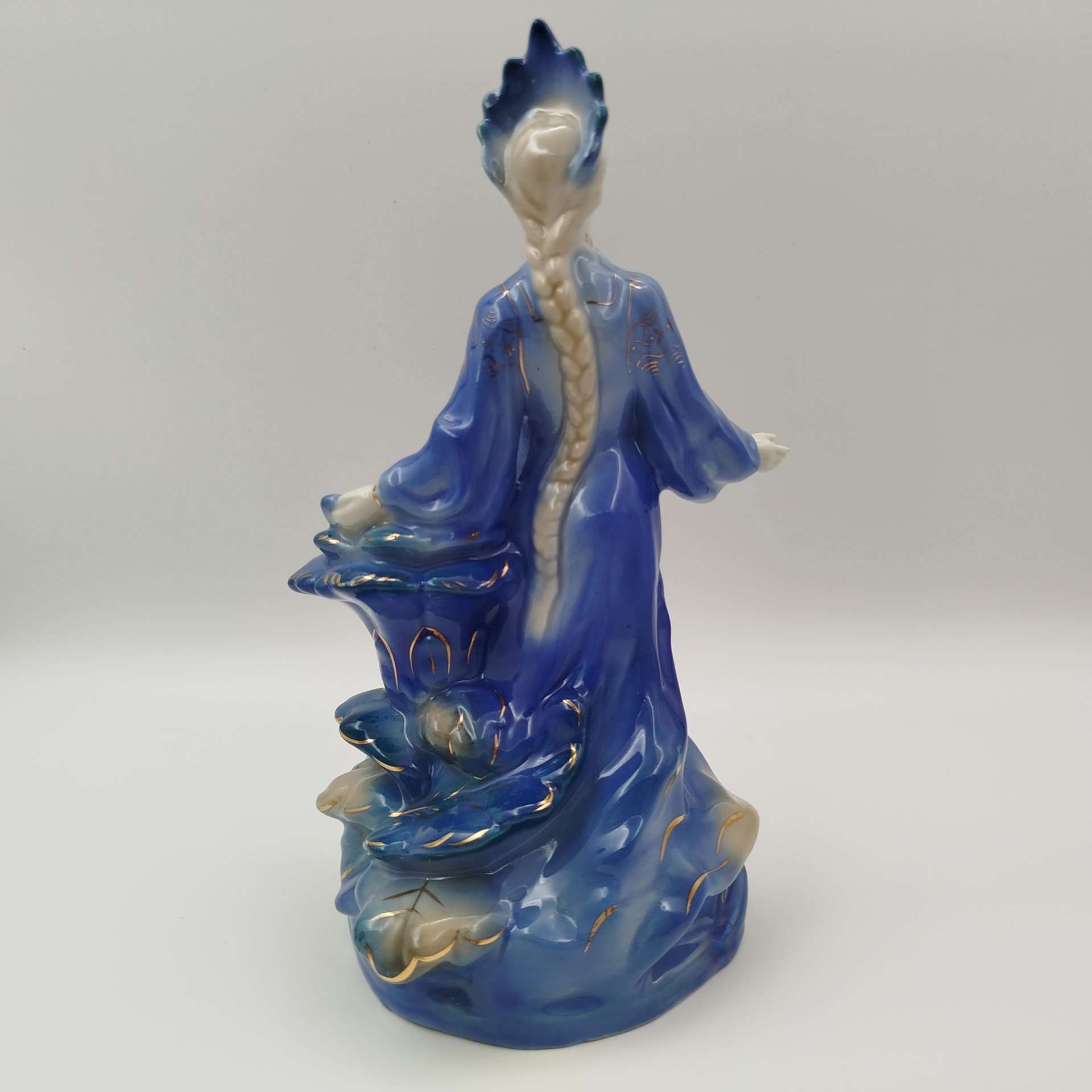 Статуэтка «Хозяйка Медной горы», скульптор Л.Н. Шушканова, фарфор, роспись, золочение, Турыгинский фарфоровый завод артели «Художественная керамика» (Гжель), СССР, 1950-1960 гг.