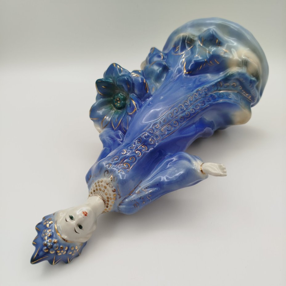 Статуэтка «Хозяйка Медной горы», скульптор Л.Н. Шушканова, фарфор, роспись, золочение, Турыгинский фарфоровый завод артели «Художественная керамика» (Гжель), СССР, 1950-1960 гг.