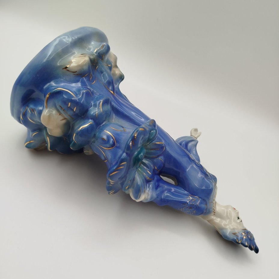 Статуэтка «Хозяйка Медной горы», скульптор Л.Н. Шушканова, фарфор, роспись, золочение, Турыгинский фарфоровый завод артели «Художественная керамика» (Гжель), СССР, 1950-1960 гг.