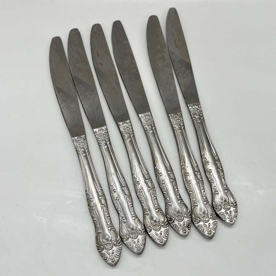 Набор из 6-ти столовых ножей, украшенных флоральным декором, нержавеющая сталь, Павловский завод художественных металлоизделий им. С.М. Кирова, СССР, 1973-1991 гг.