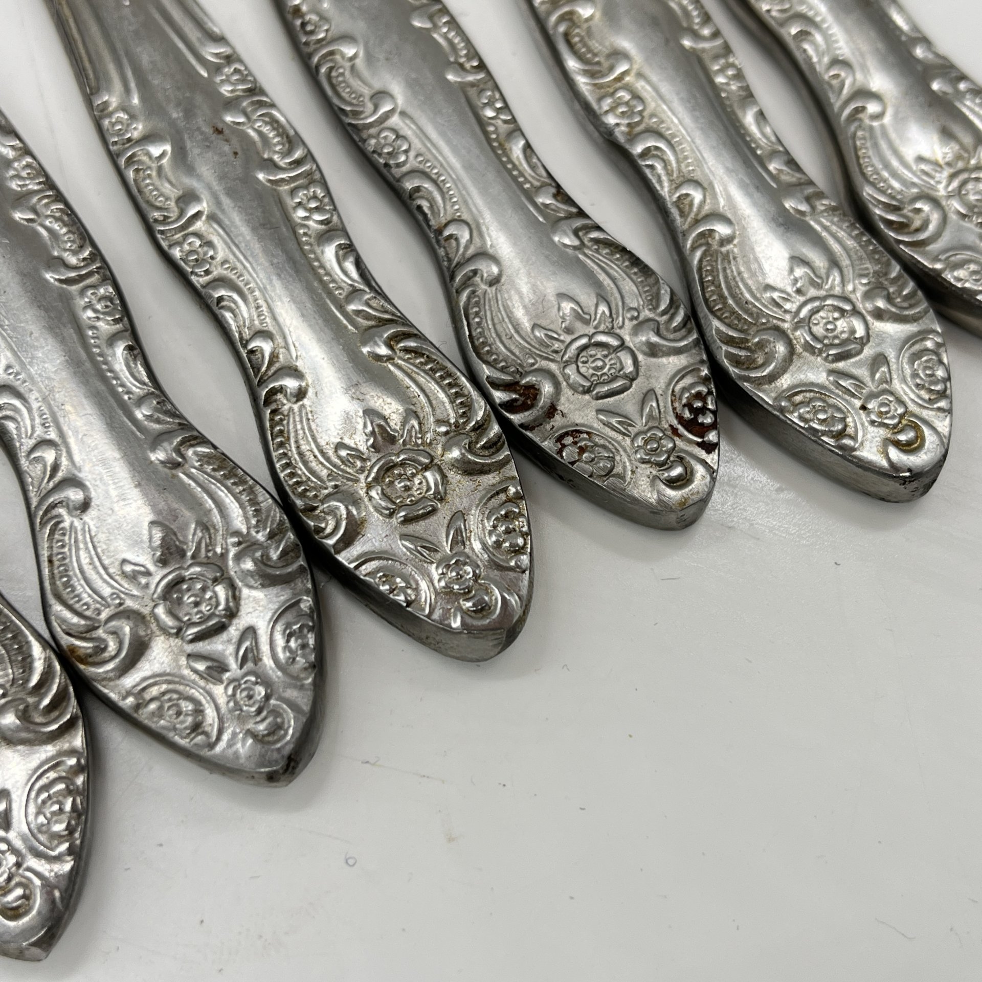 Набор из 6-ти столовых ножей, украшенных флоральным декором, нержавеющая сталь, Павловский завод художественных металлоизделий им. С.М. Кирова, СССР, 1973-1991 гг.