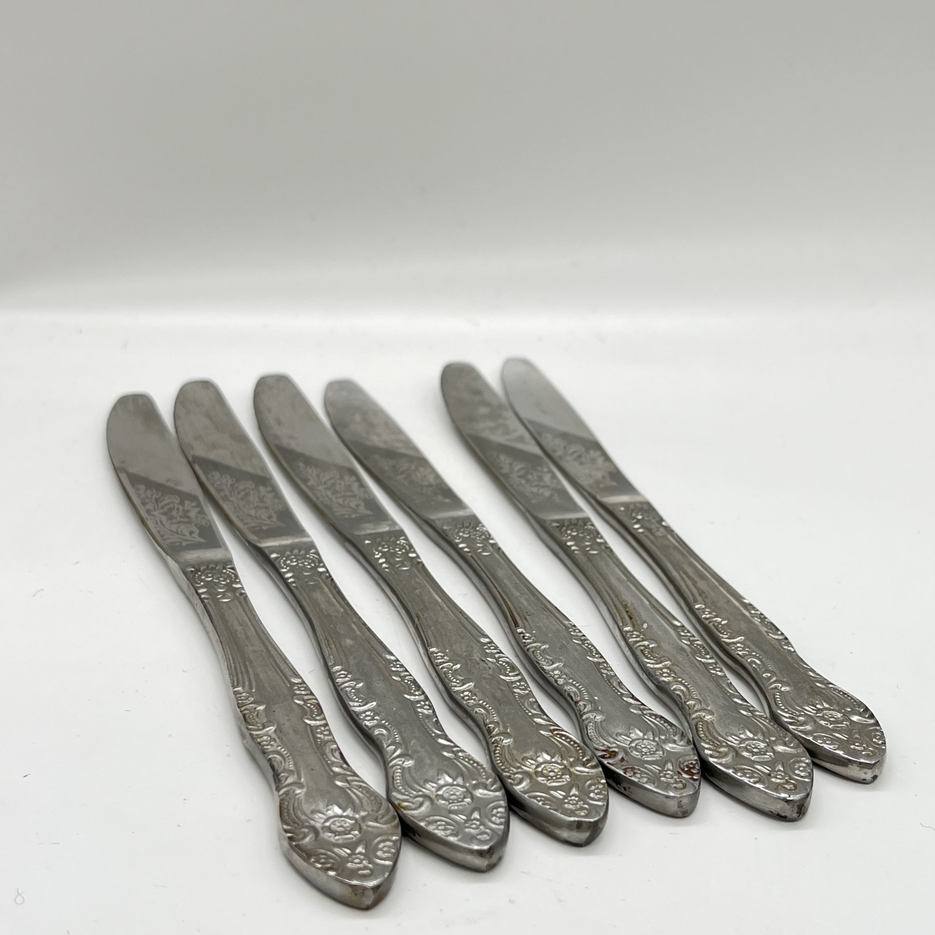 Набор из 6-ти столовых ножей, украшенных флоральным декором, нержавеющая сталь, Павловский завод художественных металлоизделий им. С.М. Кирова, СССР, 1973-1991 гг.