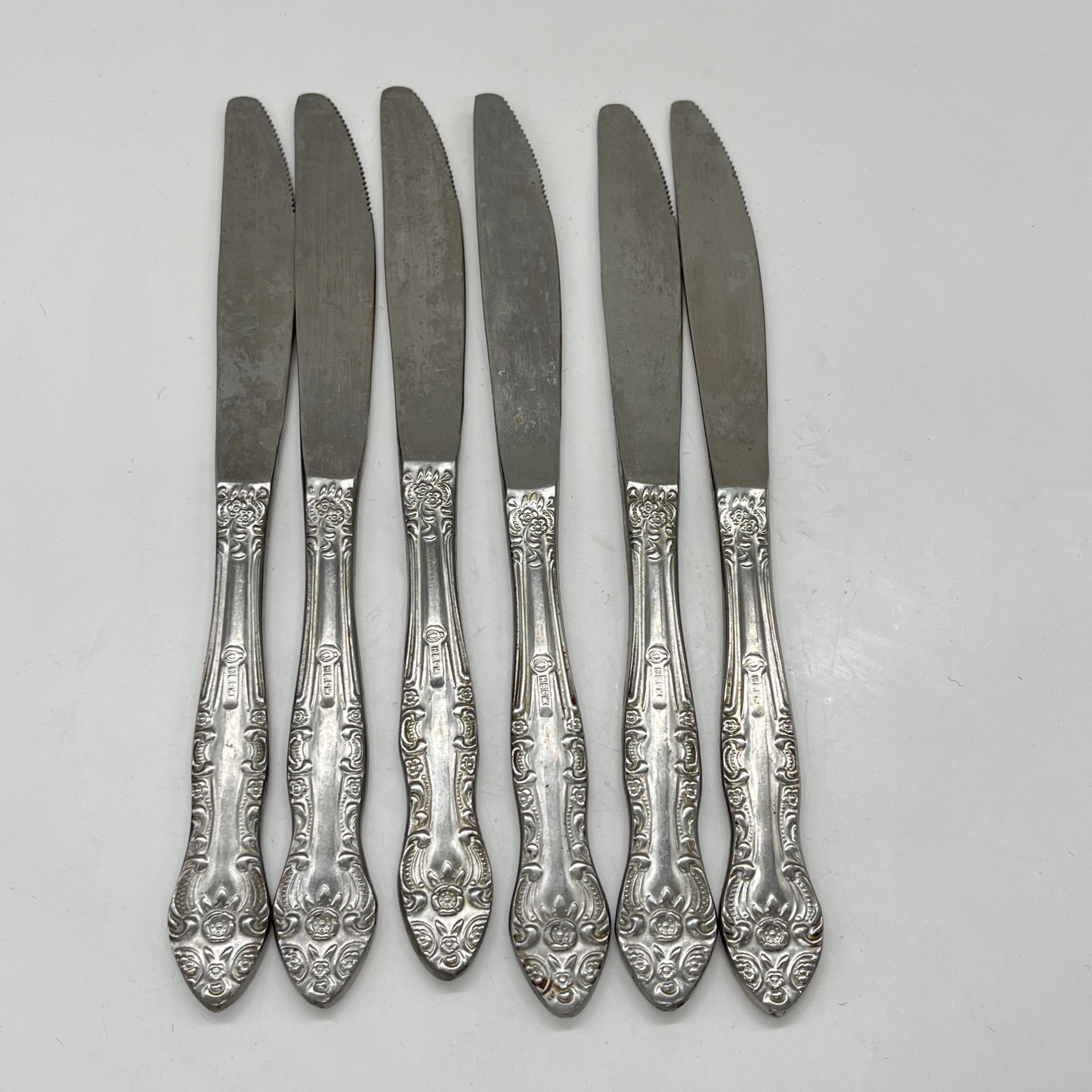 Набор из 6-ти столовых ножей, украшенных флоральным декором, нержавеющая сталь, Павловский завод художественных металлоизделий им. С.М. Кирова, СССР, 1973-1991 гг.