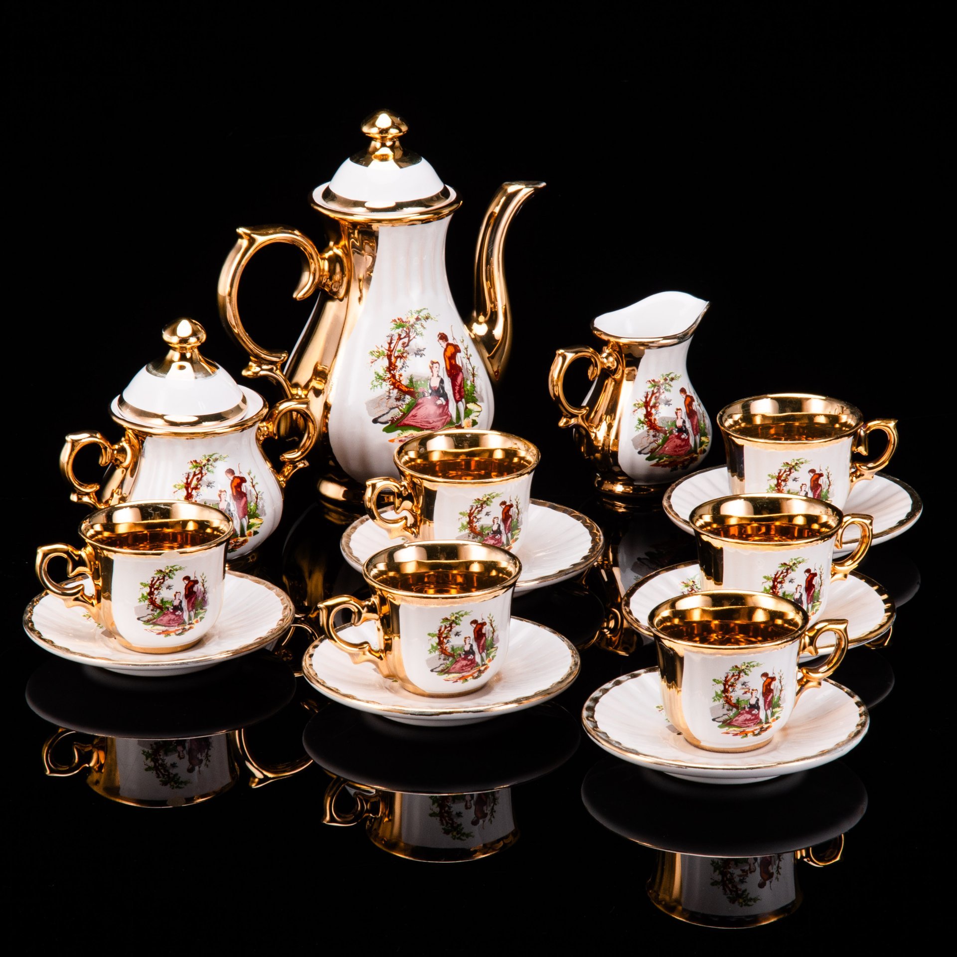Сервиз кофейный с декором в виде галантной сцены на 6 персон (15 предметов), фарфор, деколь, золочение, Европа, 1970-1990 гг.