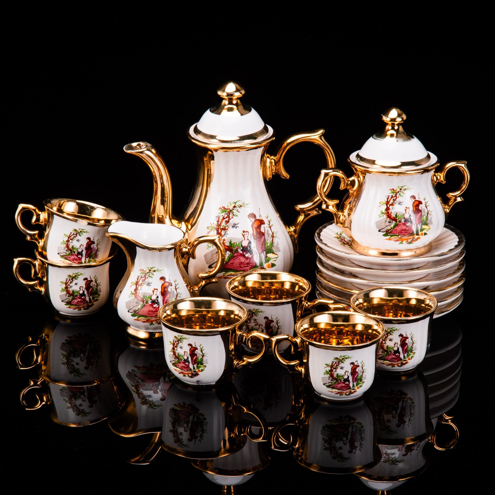 Сервиз кофейный с декором в виде галантной сцены на 6 персон (15 предметов), фарфор, деколь, золочение, Европа, 1970-1990 гг.