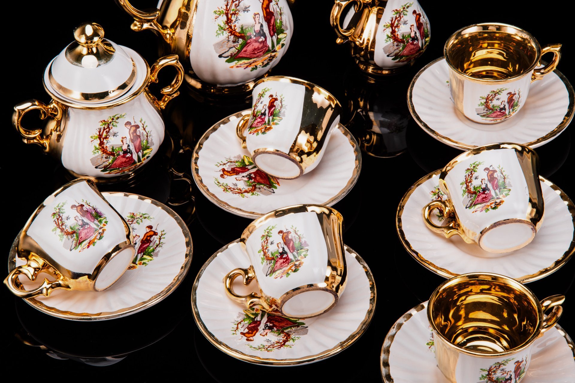 Сервиз кофейный с декором в виде галантной сцены на 6 персон (15 предметов), фарфор, деколь, золочение, Европа, 1970-1990 гг.