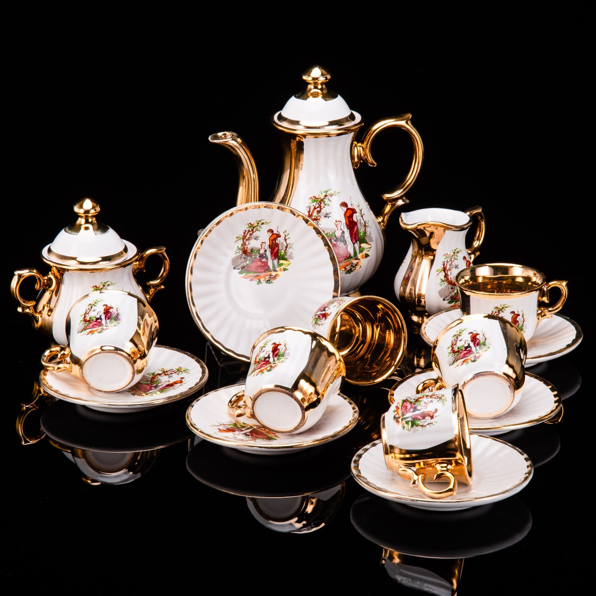 Сервиз кофейный с декором в виде галантной сцены на 6 персон (15 предметов), фарфор, деколь, золочение, Европа, 1970-1990 гг.