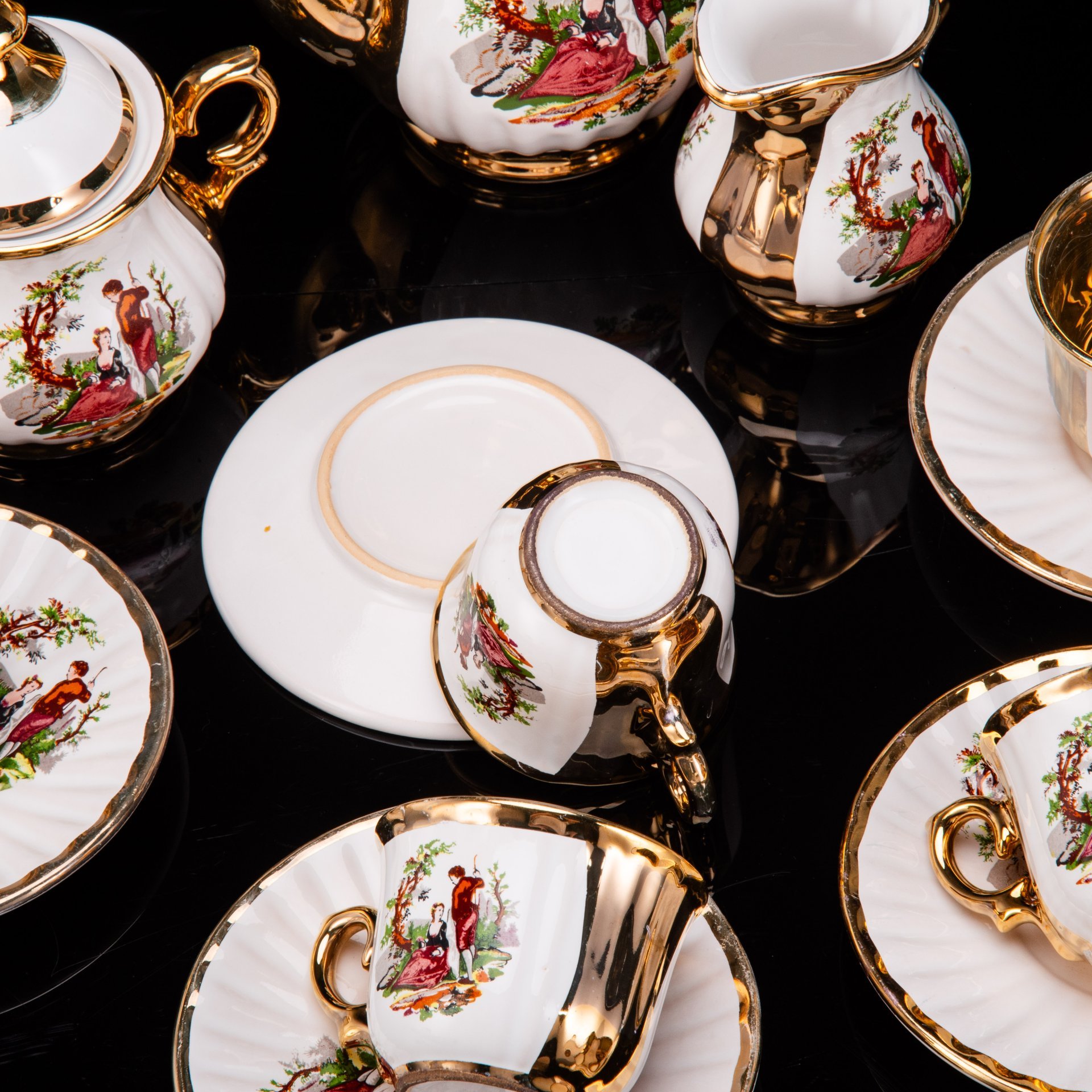 Сервиз кофейный с декором в виде галантной сцены на 6 персон (15 предметов), фарфор, деколь, золочение, Европа, 1970-1990 гг.