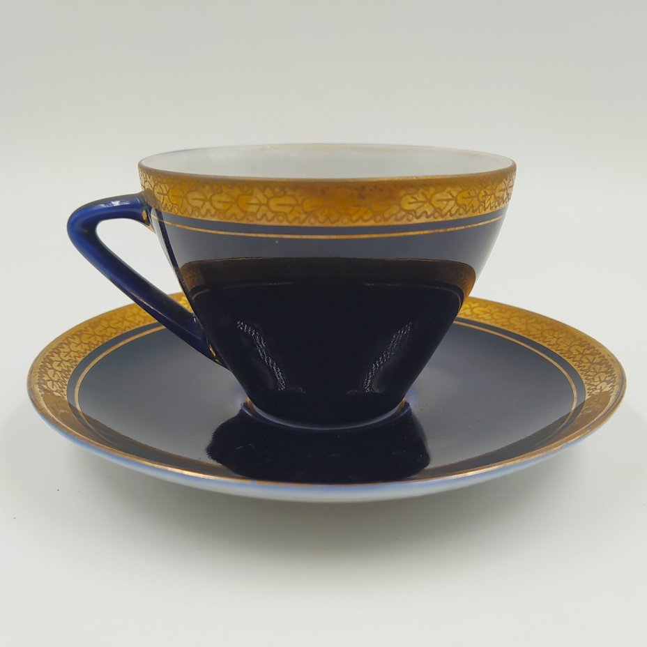 Пара кофейная с орнаментом в виде дубовых листьев, форма "Утро", фарфор, крытье кобальтом, золочение, Ленинградский фарфоровый завод (ЛФЗ), СССР, 1970-1992 гг.