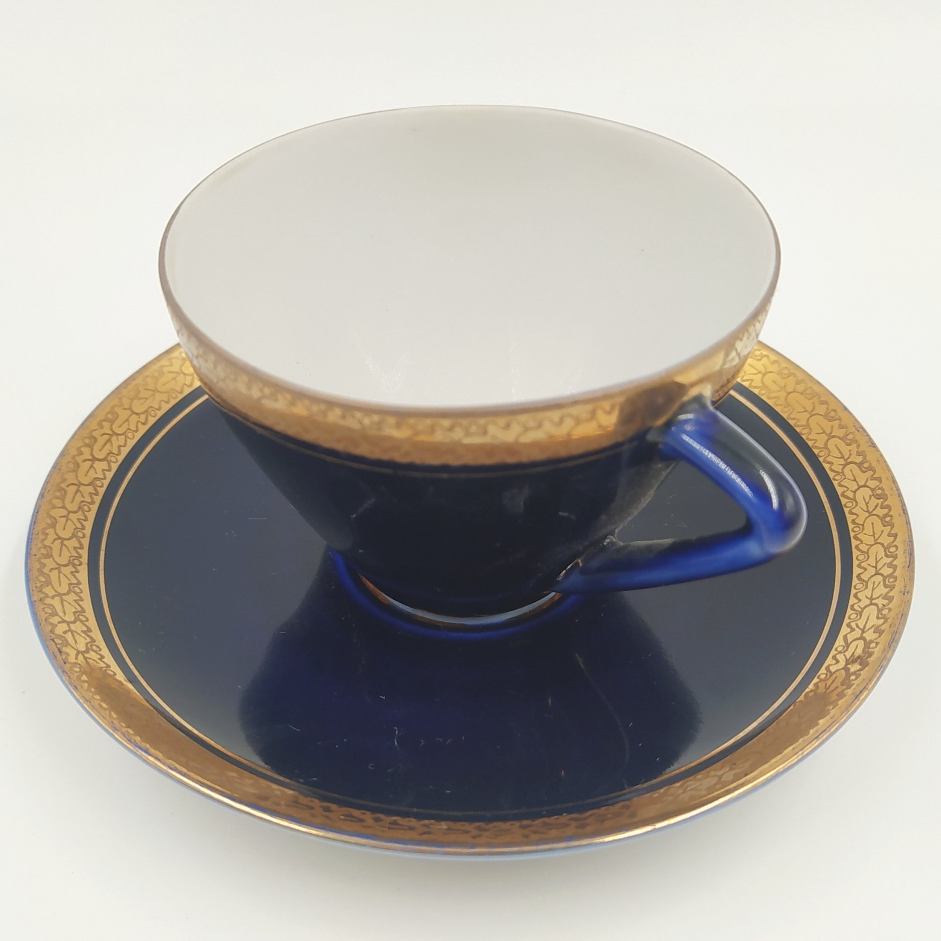 Пара кофейная с орнаментом в виде дубовых листьев, форма "Утро", фарфор, крытье кобальтом, золочение, Ленинградский фарфоровый завод (ЛФЗ), СССР, 1970-1992 гг.