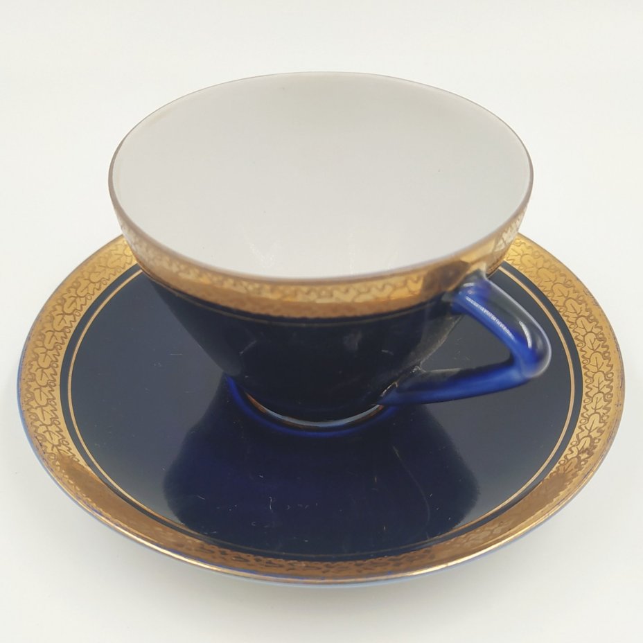 Пара кофейная с орнаментом в виде дубовых листьев, форма "Утро", фарфор, крытье кобальтом, золочение, Ленинградский фарфоровый завод (ЛФЗ), СССР, 1970-1992 гг.