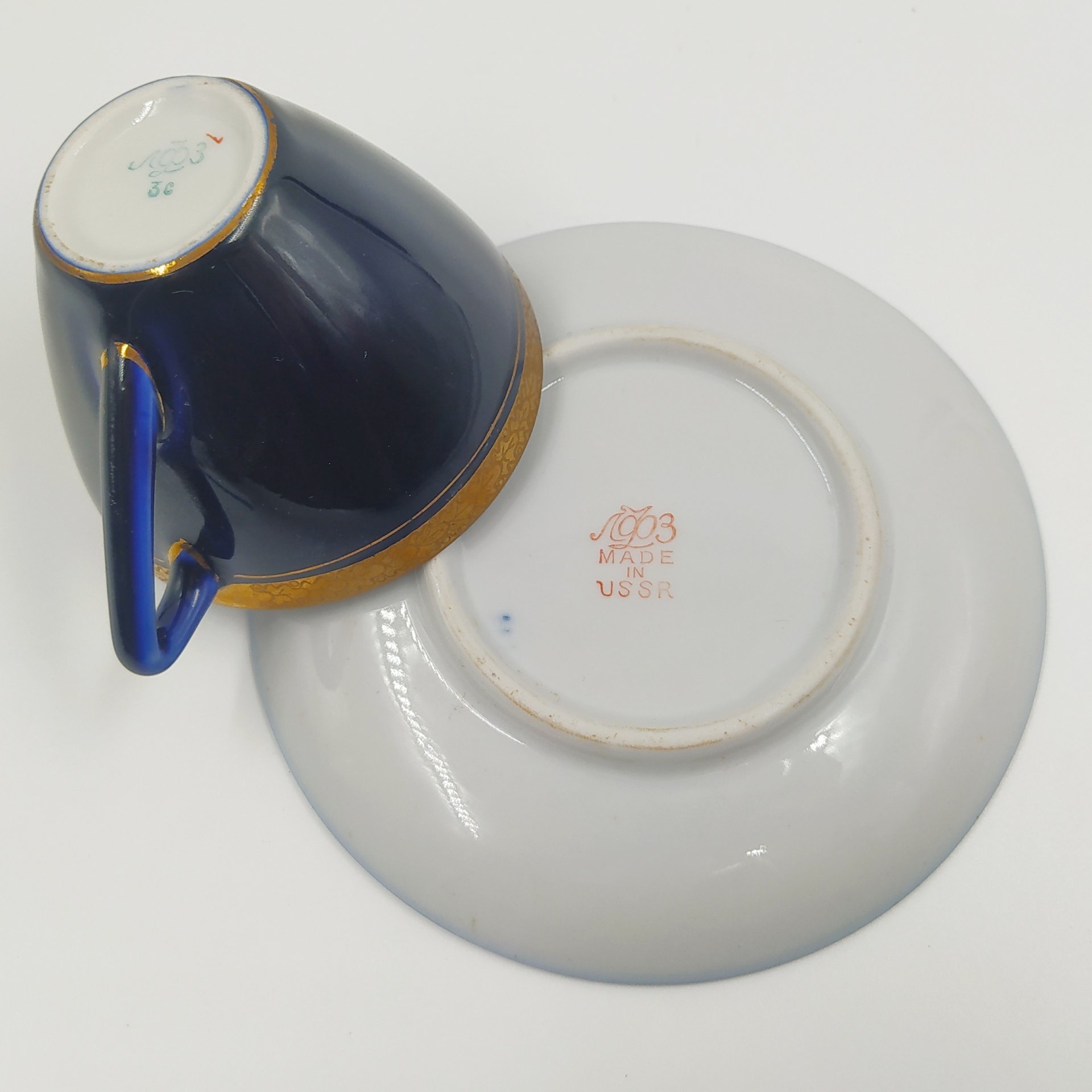 Пара кофейная с орнаментом в виде дубовых листьев, форма "Утро", фарфор, крытье кобальтом, золочение, Ленинградский фарфоровый завод (ЛФЗ), СССР, 1970-1992 гг.