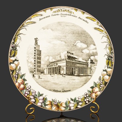 Блюдо "Главный павильон ВСХВ. 1939 г.", автор Т.З. Подрябинников, фаянс, трафарет, деколь с подрисовкой, золочение, Конаковский фаянсовый завод им. М.И. Калинина (ЗиК Конаково), СССР, 1939-1946 гг.