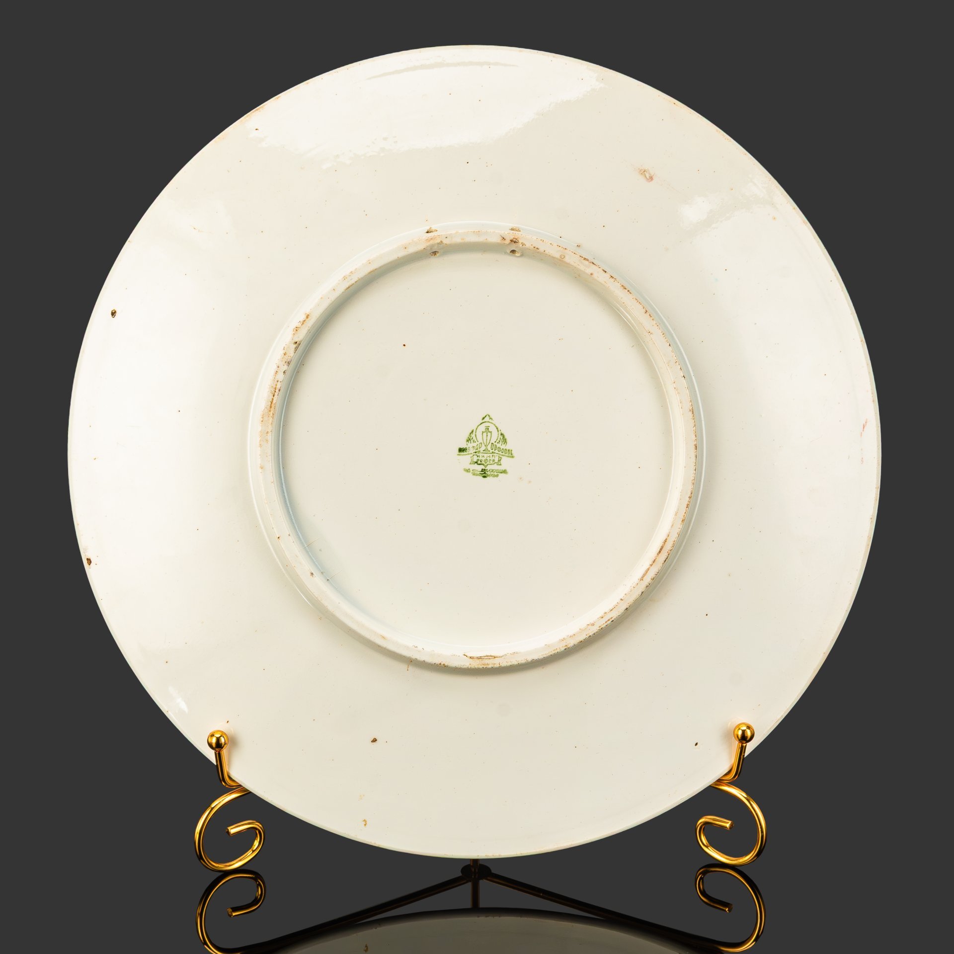 Блюдо "Главный павильон ВСХВ. 1939 г.", автор Т.З. Подрябинников, фаянс, трафарет, деколь с подрисовкой, золочение, Конаковский фаянсовый завод им. М.И. Калинина (ЗиК Конаково), СССР, 1939-1946 гг.