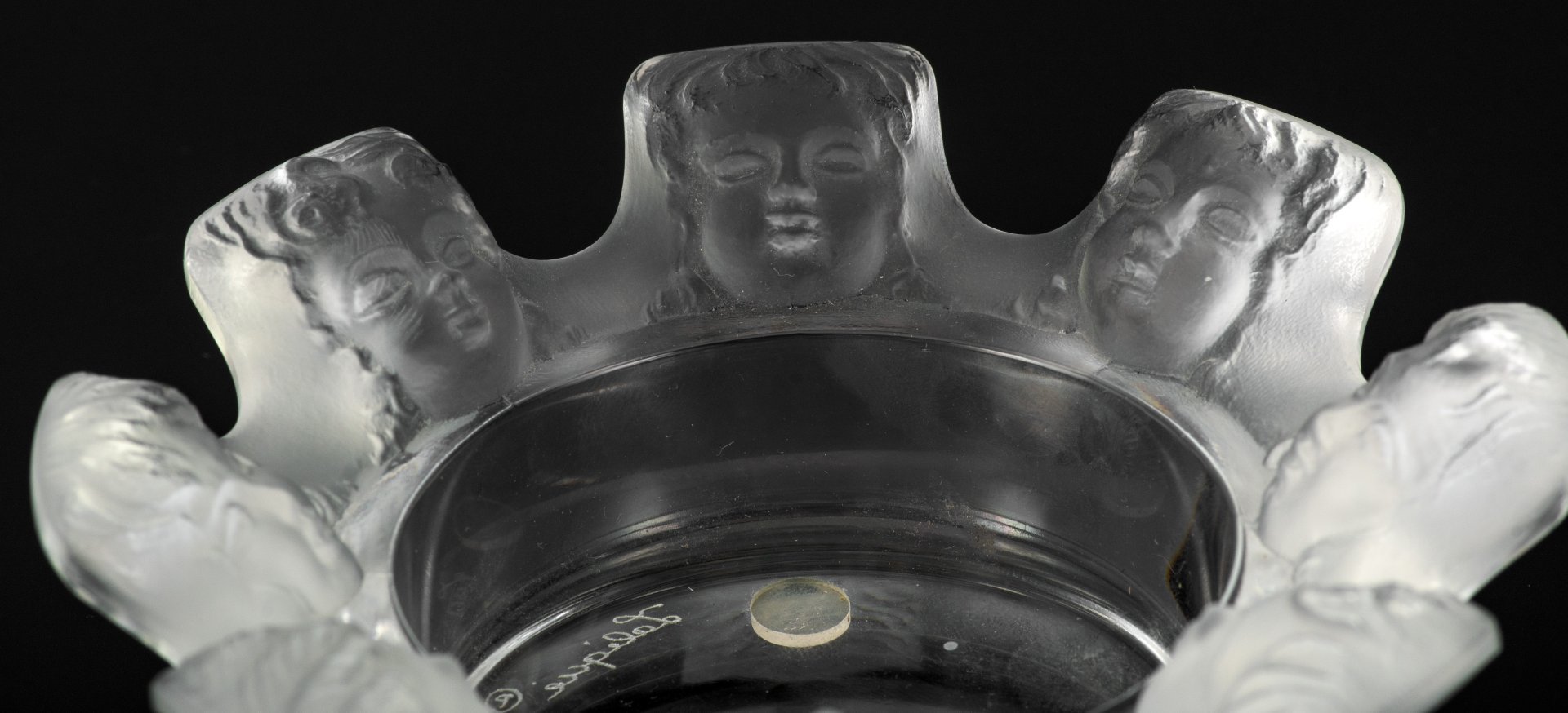 Пепельница с декором в виде женских головок, хрусталь, матирование, Lalique (Лалик), Франция, 1970-1990 гг.