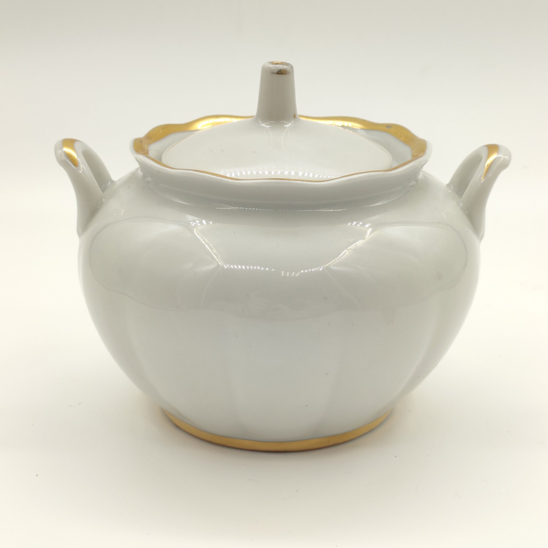 Сахарница с лаконичным декором, фарфор, золочение, Дмитровский фарфоровый завод (ДФЗ Вербилки), СССР, 1954-1965 гг.