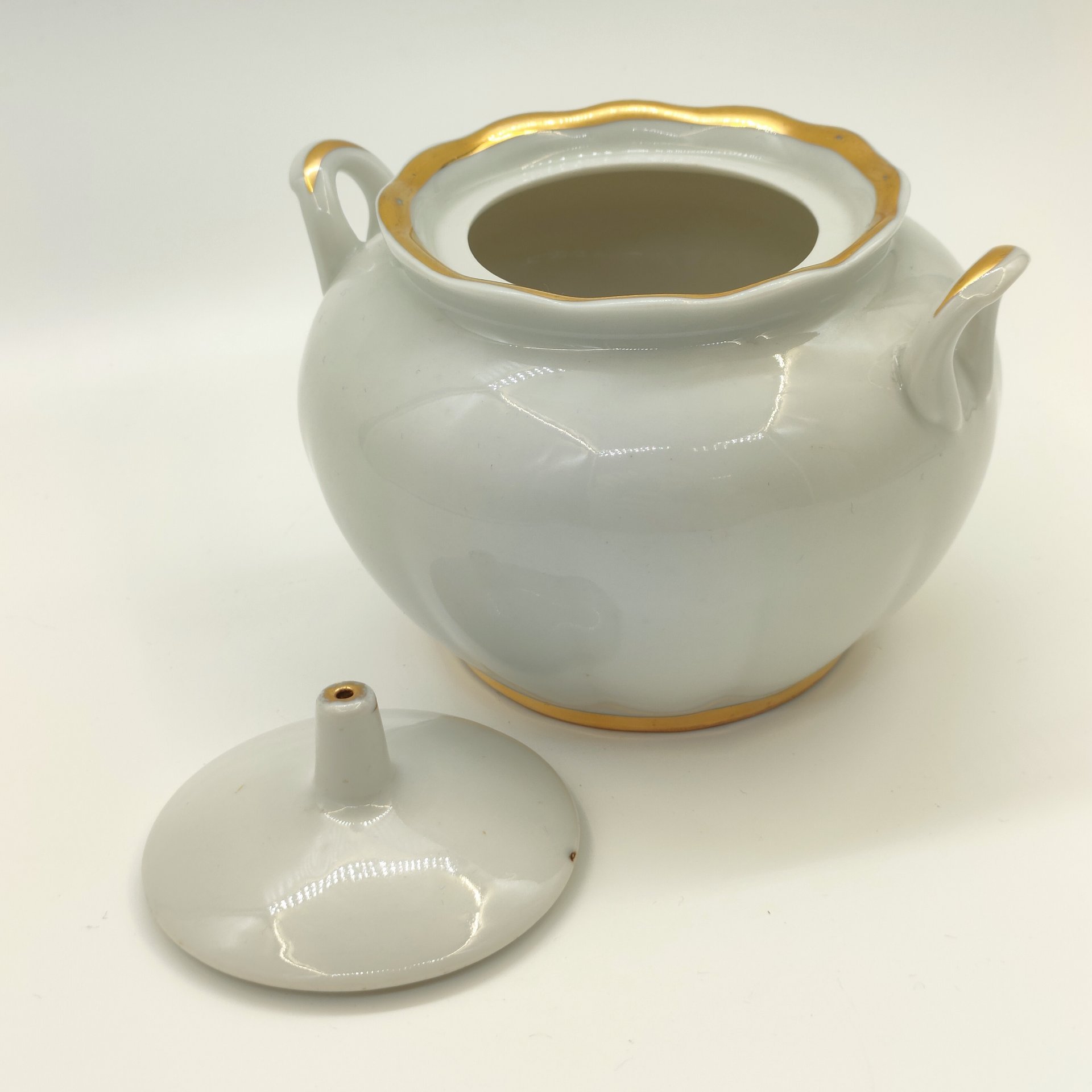 Сахарница с лаконичным декором, фарфор, золочение, Дмитровский фарфоровый завод (ДФЗ Вербилки), СССР, 1954-1965 гг.