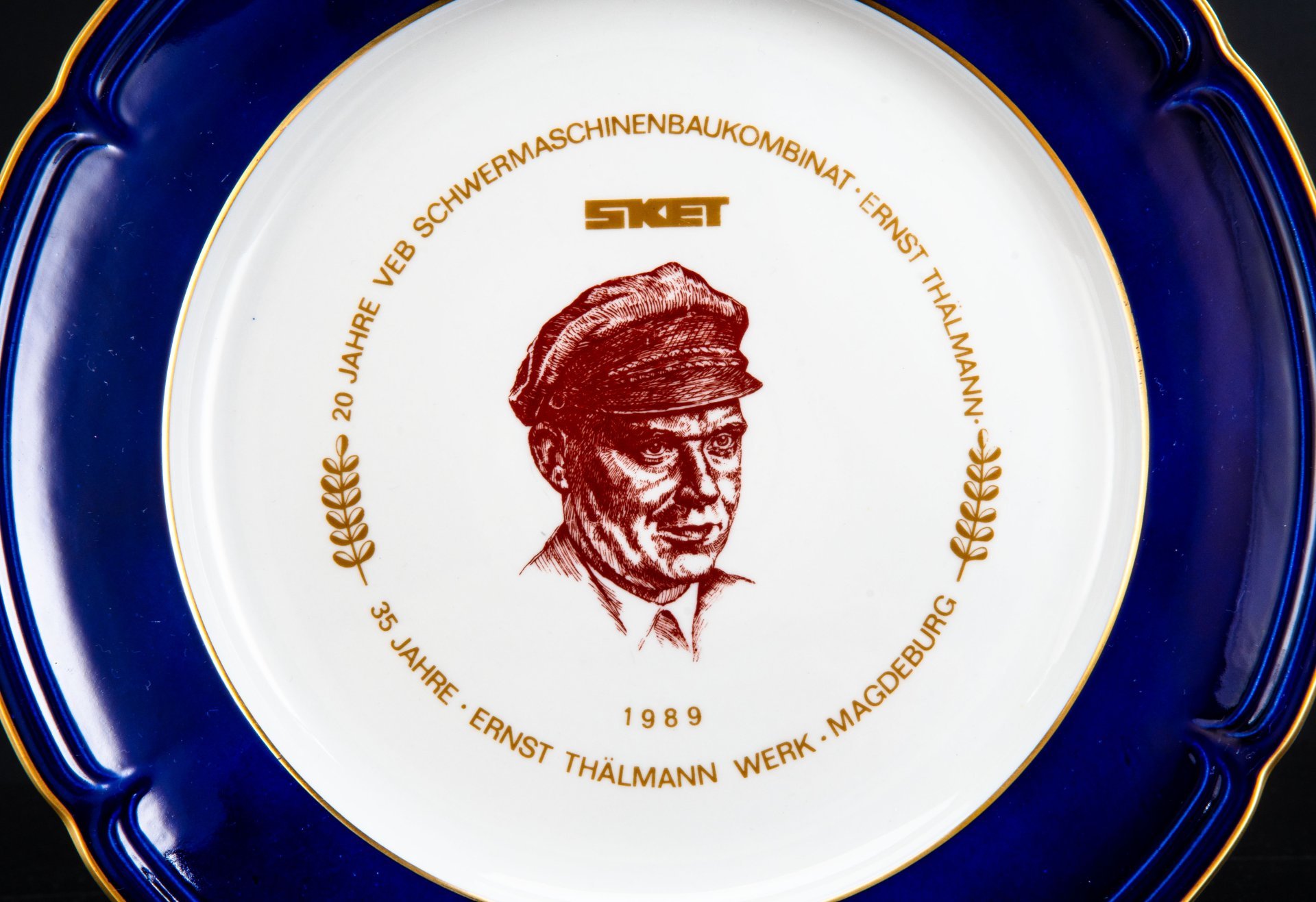 Тарелка декоративная "20 Jahre VEB schwermachinenbaukombinat Erst Thälmann" (20 лет Заводу тяжёлого машиностроения имени Э. Тельмана), фарфор, деколь, крытье, золочение, Weimar Porzellan (Веймарский фарфор), Германия, 1989 г.
