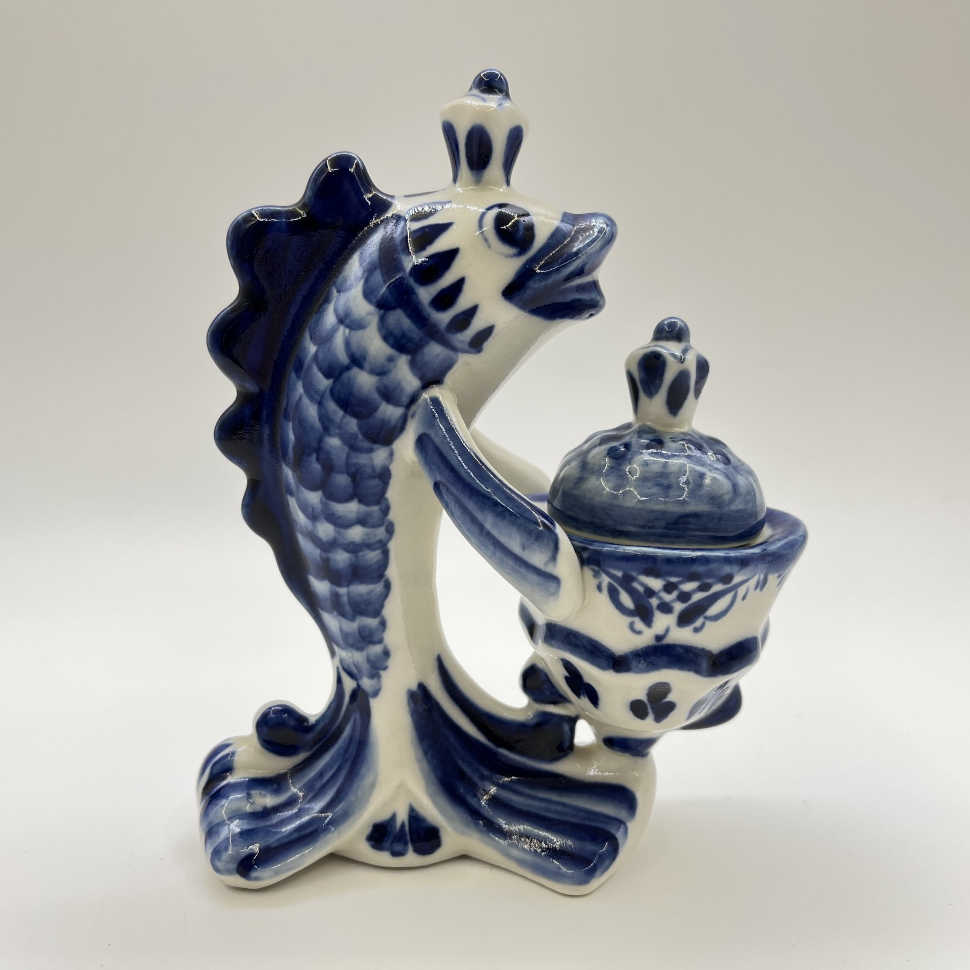 Солонка "Золотая рыбка", фарфор, роспись, Объединение «Гжель», Россия, 2000-2010 гг.