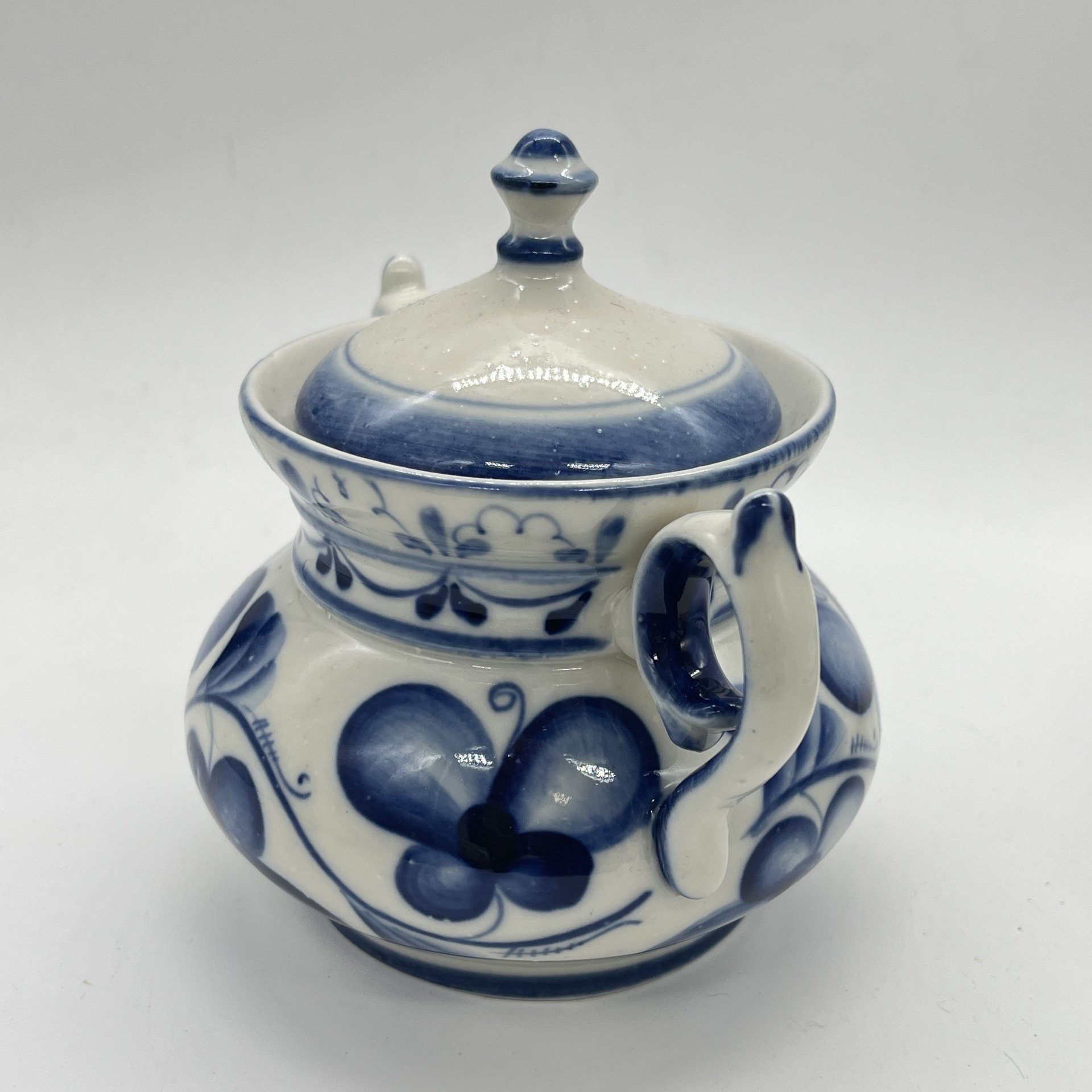 Сахарница с расписным цветочным декором, фарфор, роспись, Объединение «Гжель», СССР, 1970-1980 гг.