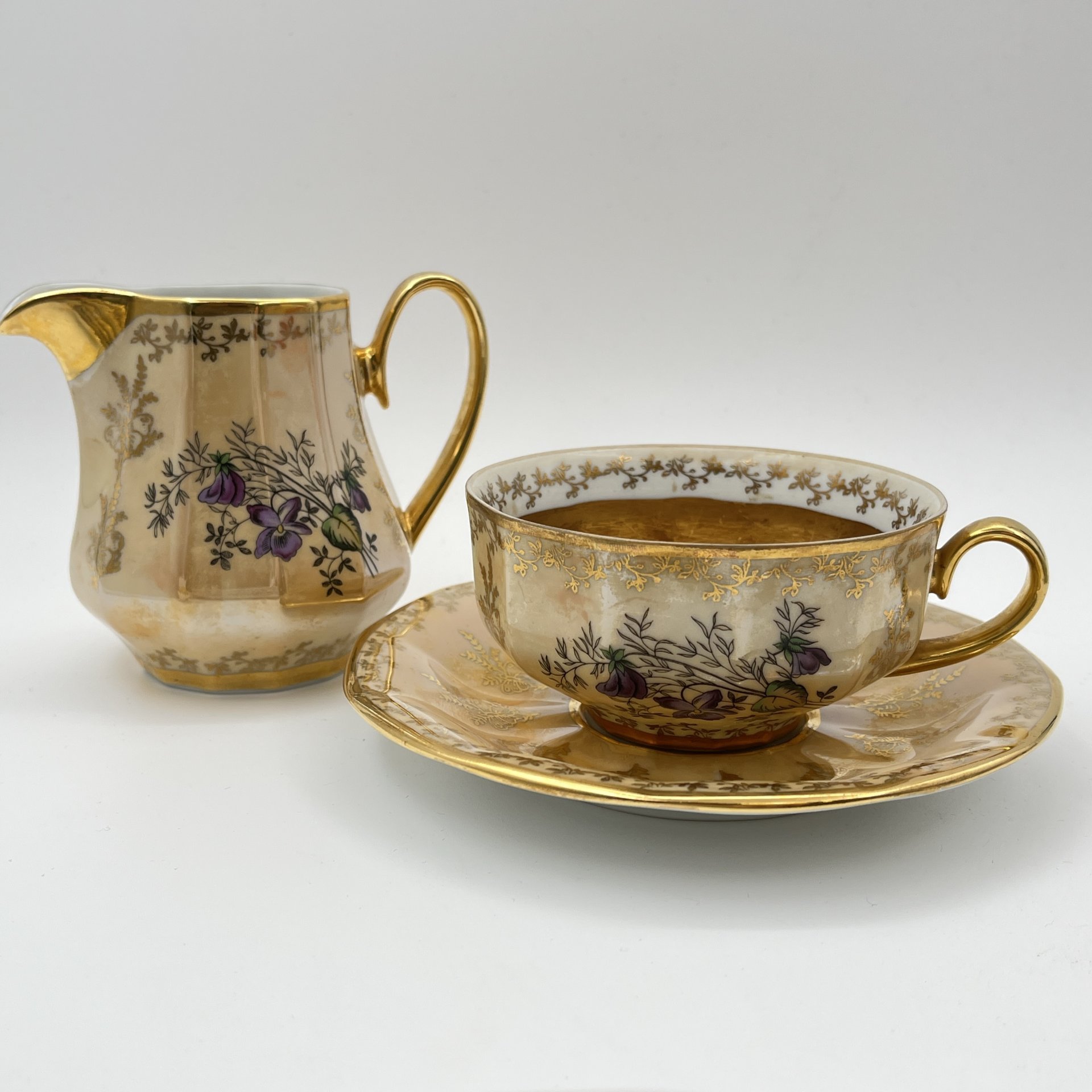 Набор из чайной пары и молочника, украшенных цветочным декором, фарфор, деколь, крытье, золочение, Carlsbad, Чехия, 1993-2010 гг.