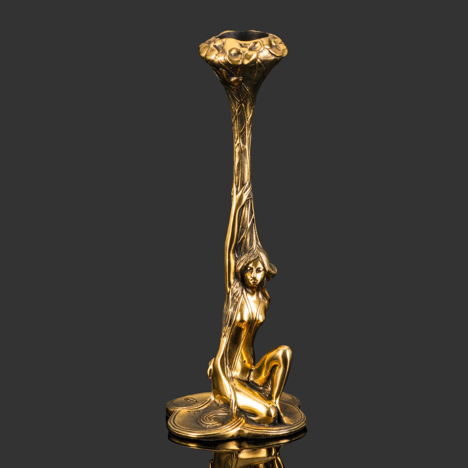 Подсвечник "Дева и букет цветов"