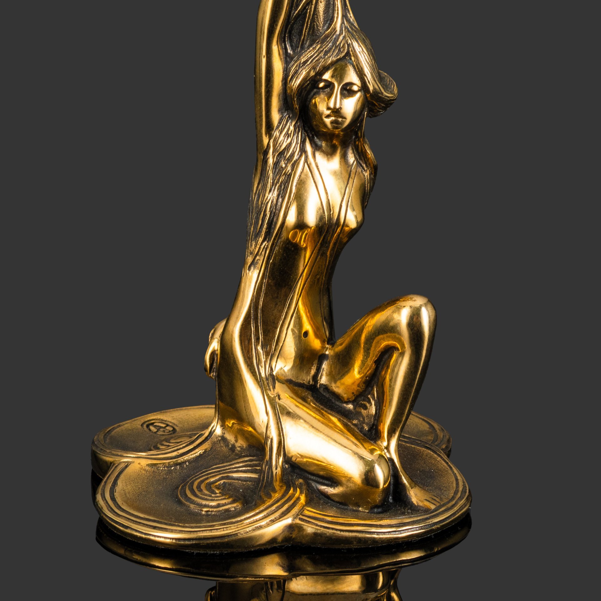 Подсвечник "Дева и букет цветов"