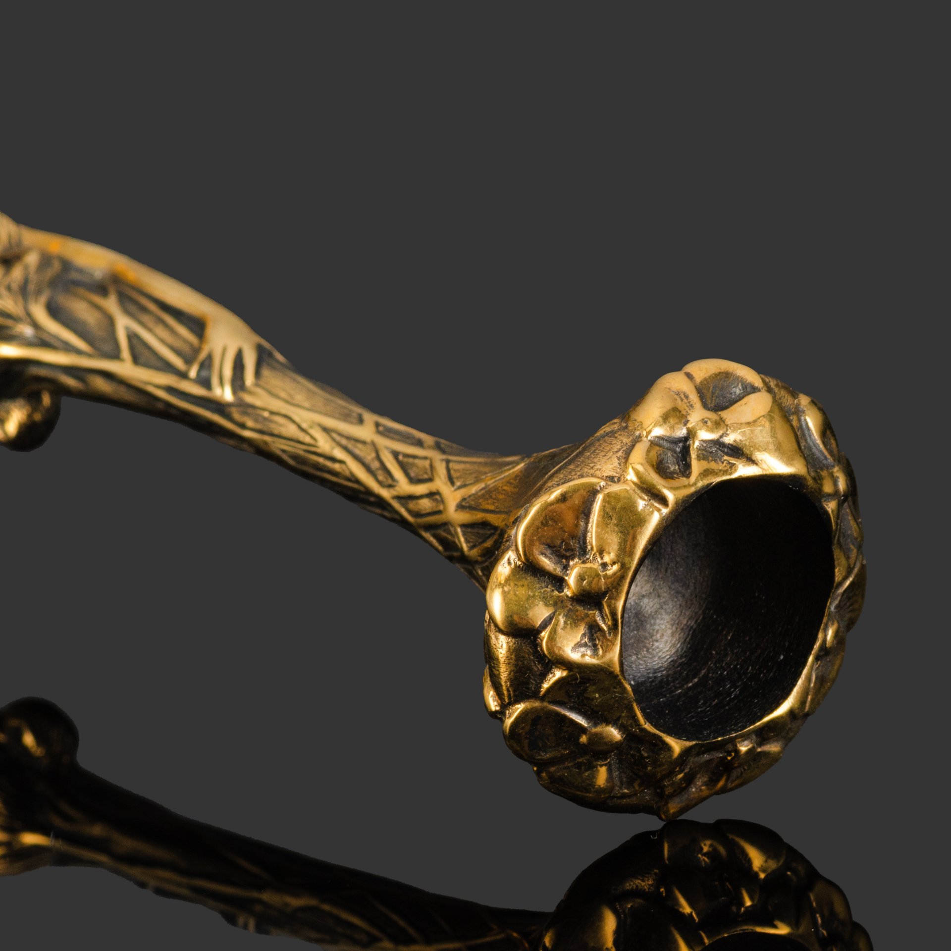 Подсвечник "Дева и букет цветов"