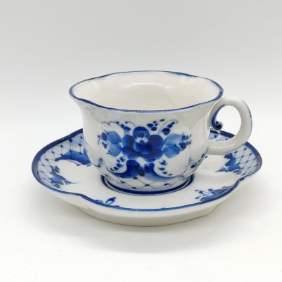 Чайная пара с цветочным декором, исп. Козулицина, Гжель, фарфор, роспись, Россия, 1990-2010 гг.