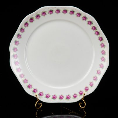Блюдо с фигурным бортом и декором в виде роз, фарфор, деколь, золочение, Фарфоровый завод «Пролетарий» (Бронница, Мста), СССР, 1927-1930 гг.