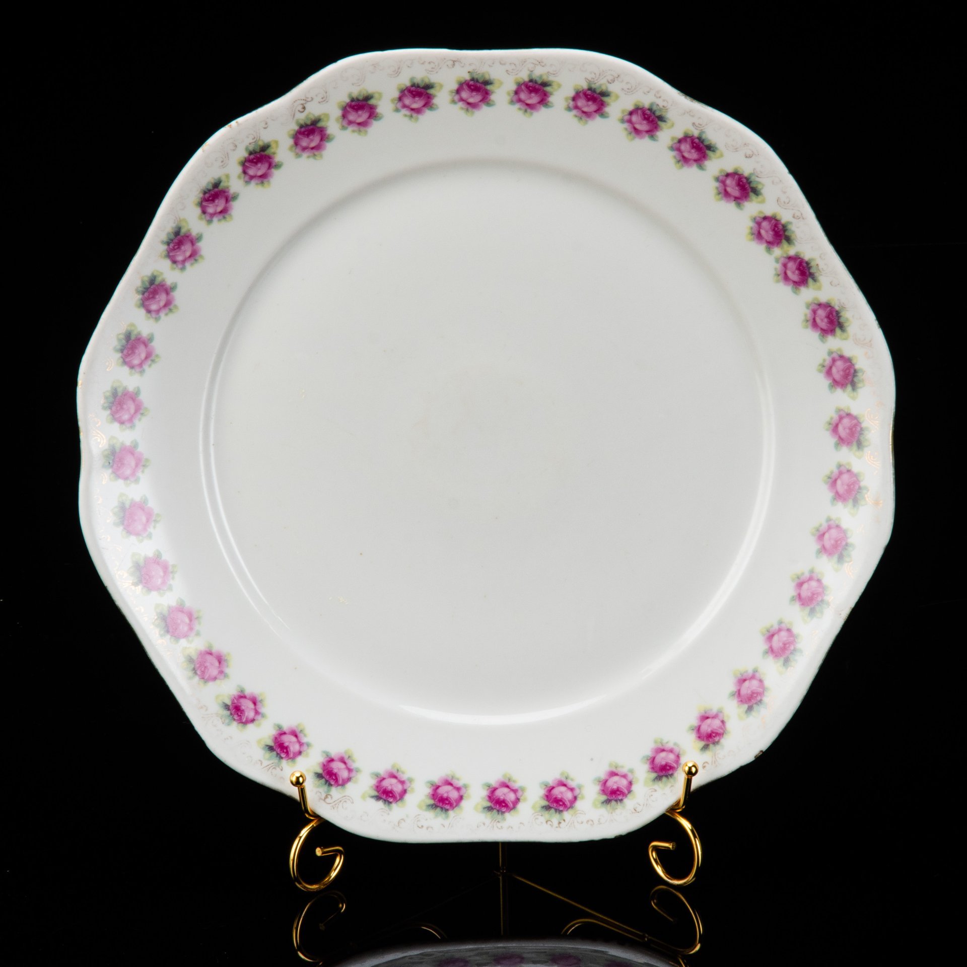 Блюдо с фигурным бортом и декором в виде роз, фарфор, деколь, золочение, Фарфоровый завод «Пролетарий» (Бронница, Мста), СССР, 1927-1930 гг.