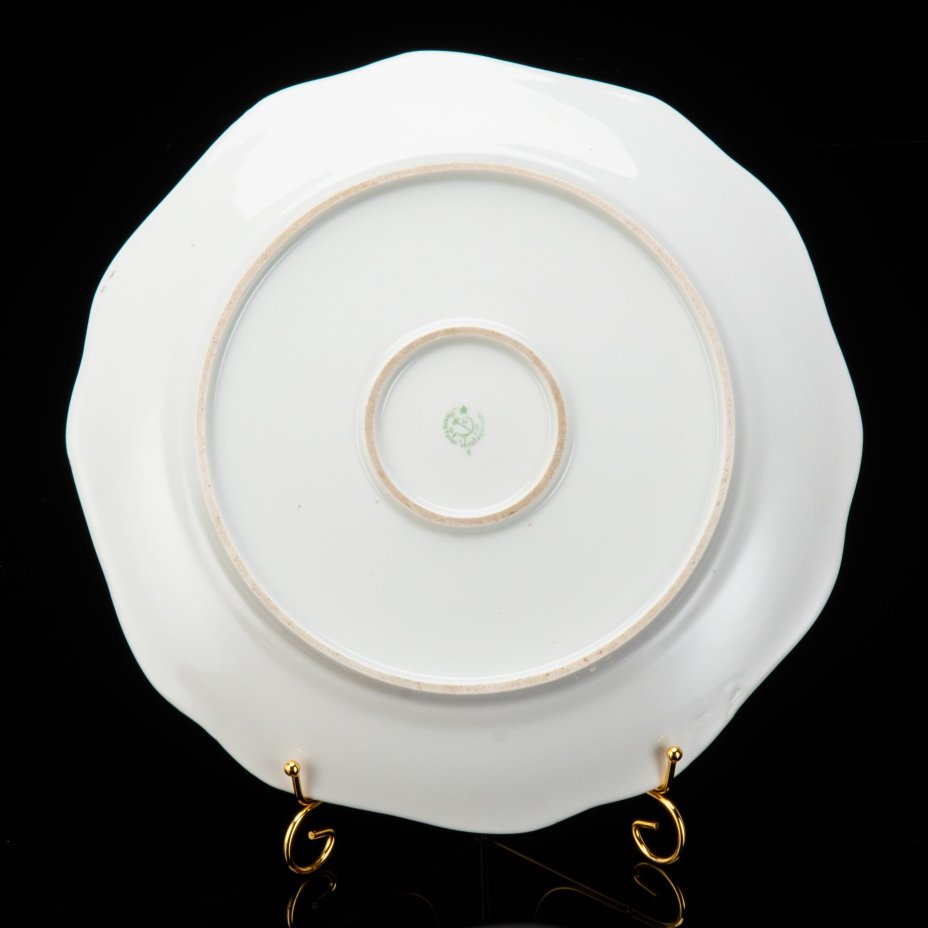 Блюдо с фигурным бортом и декором в виде роз, фарфор, деколь, золочение, Фарфоровый завод «Пролетарий» (Бронница, Мста), СССР, 1927-1930 гг.