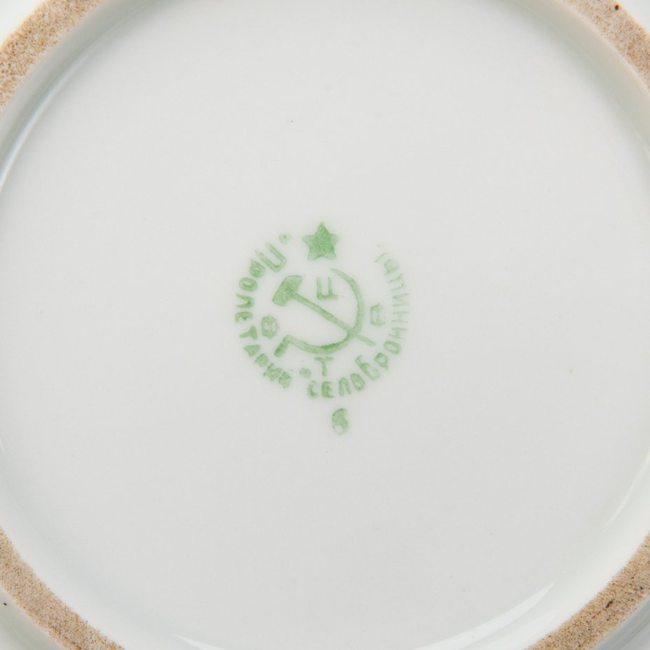 Блюдо с фигурным бортом и декором в виде роз, фарфор, деколь, золочение, Фарфоровый завод «Пролетарий» (Бронница, Мста), СССР, 1927-1930 гг.