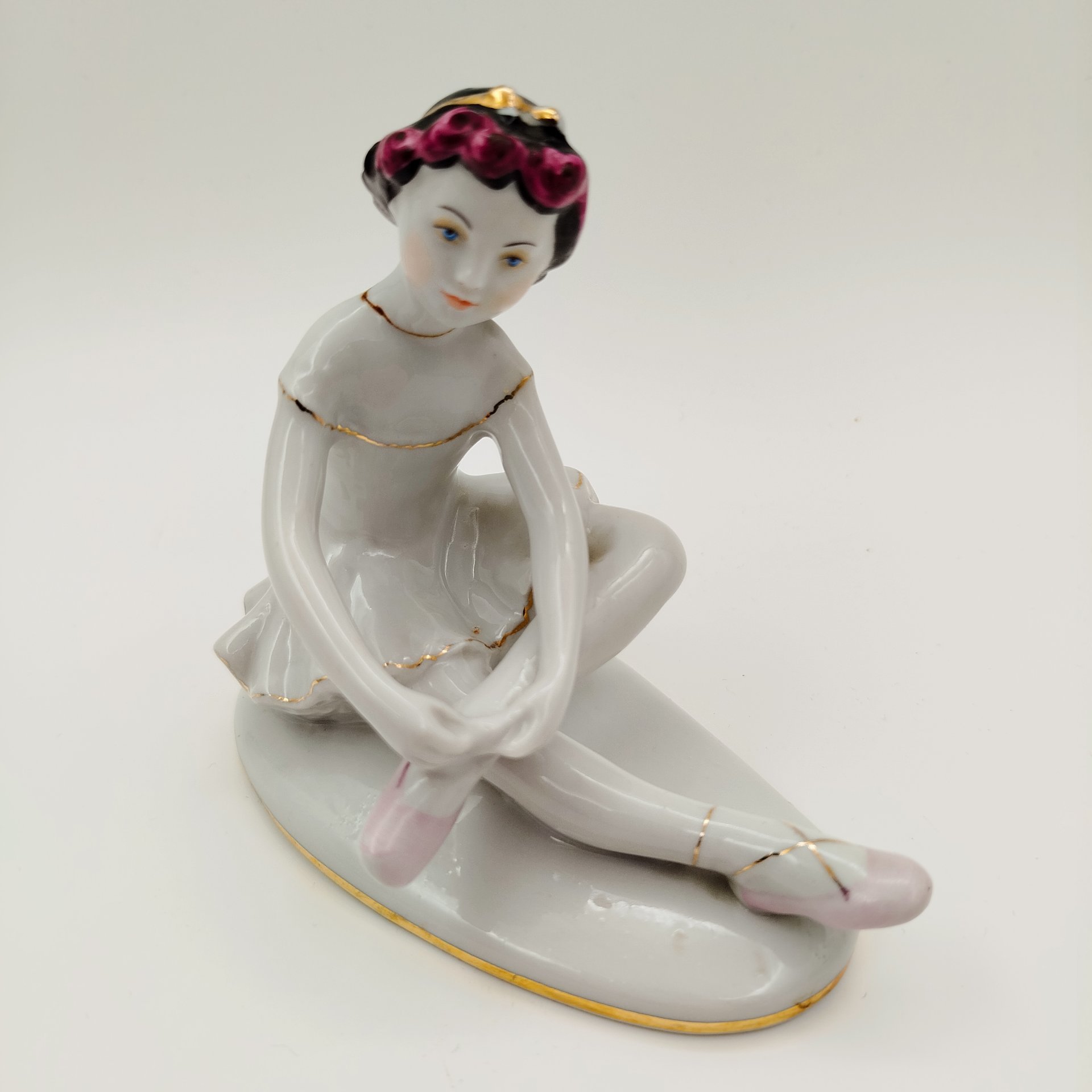 Статуэтка "Маленькая балерина" ("Машенька"), автор С.Б. Велихова, фарфор, роспись, золочение, Ленинградский фарфоровый завод (ЛФЗ), СССР, 1970-1986 гг.