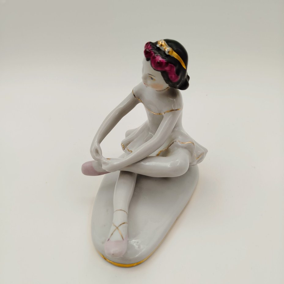 Статуэтка "Маленькая балерина" ("Машенька"), автор С.Б. Велихова, фарфор, роспись, золочение, Ленинградский фарфоровый завод (ЛФЗ), СССР, 1970-1986 гг.