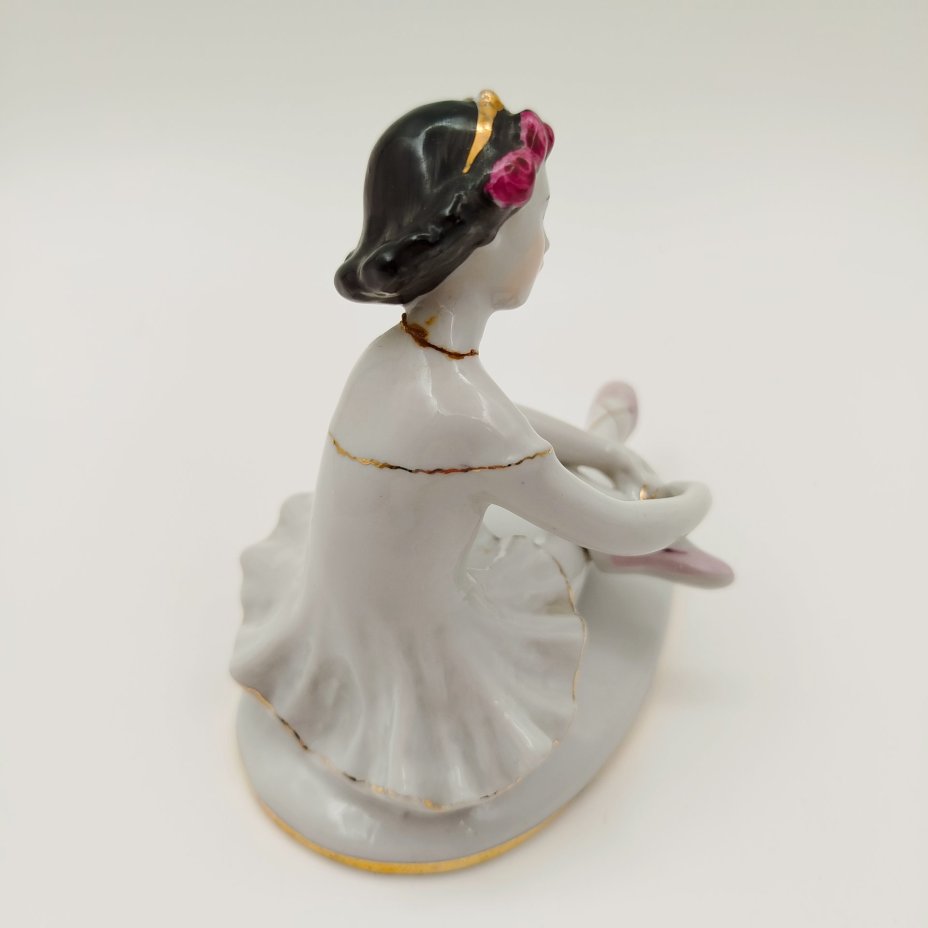 Статуэтка "Маленькая балерина" ("Машенька"), автор С.Б. Велихова, фарфор, роспись, золочение, Ленинградский фарфоровый завод (ЛФЗ), СССР, 1970-1986 гг.