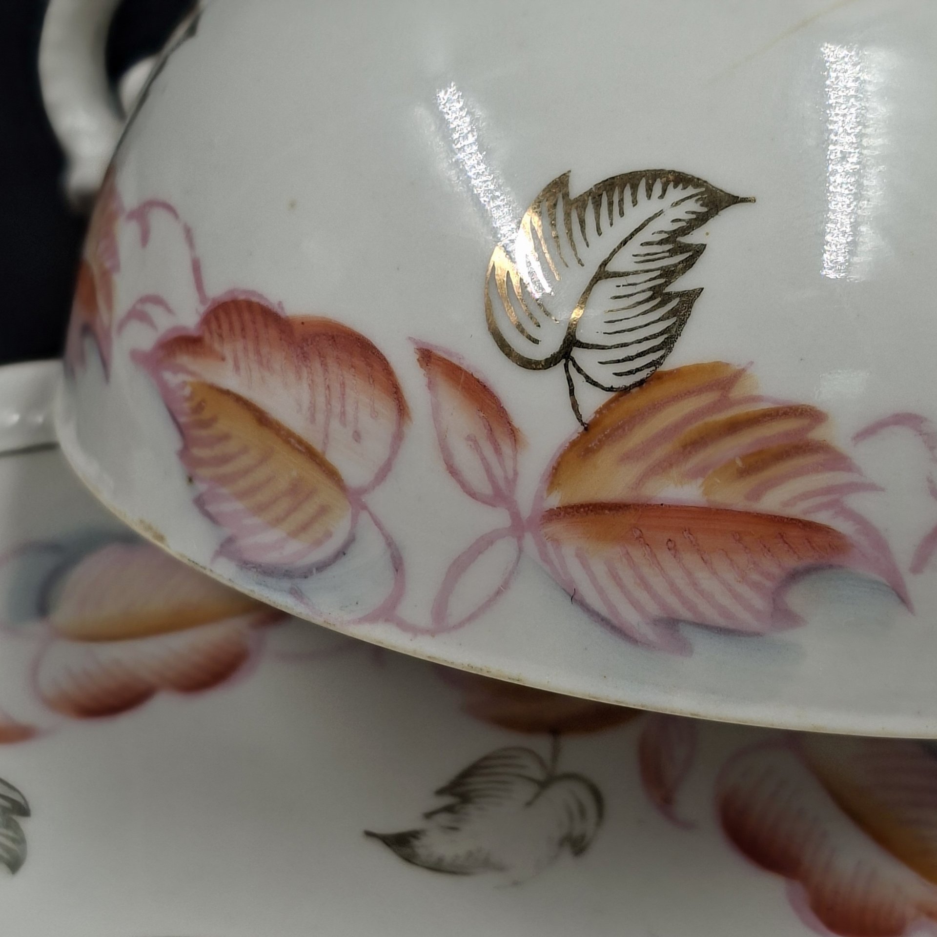 Набор из двух чайных пар с декором в виде осенних листьев (с дефектами), фарфор, роспись, золочение, Рижский фарфорово-фаянсовый завод, СССР, 1953-1962 гг.