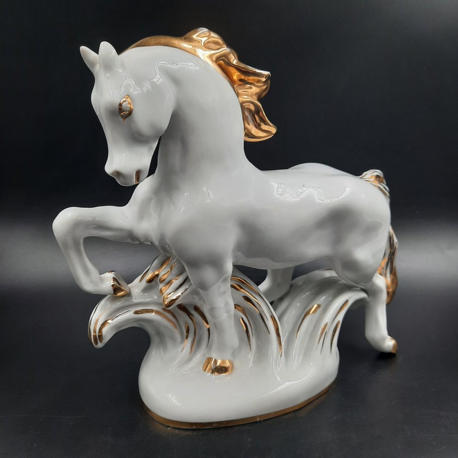 Статуэтка "Конь-огонь", автор формы И.С. Ефимов, фарфор, золочение, Ленинградский фарфоровый завод (ЛФЗ), СССР, 1960-1970 гг.