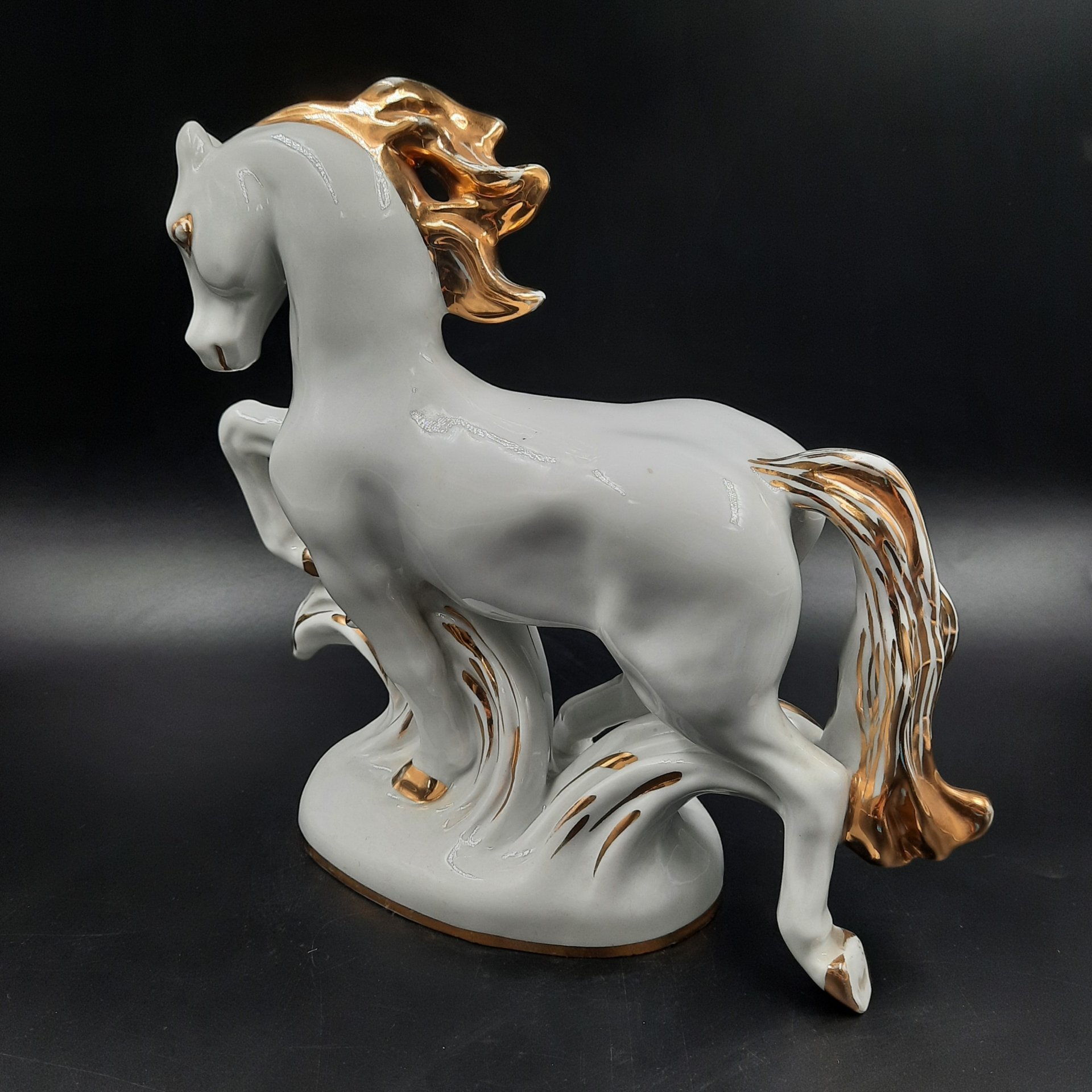 Статуэтка "Конь-огонь", автор формы И.С. Ефимов, фарфор, золочение, Ленинградский фарфоровый завод (ЛФЗ), СССР, 1960-1970 гг.